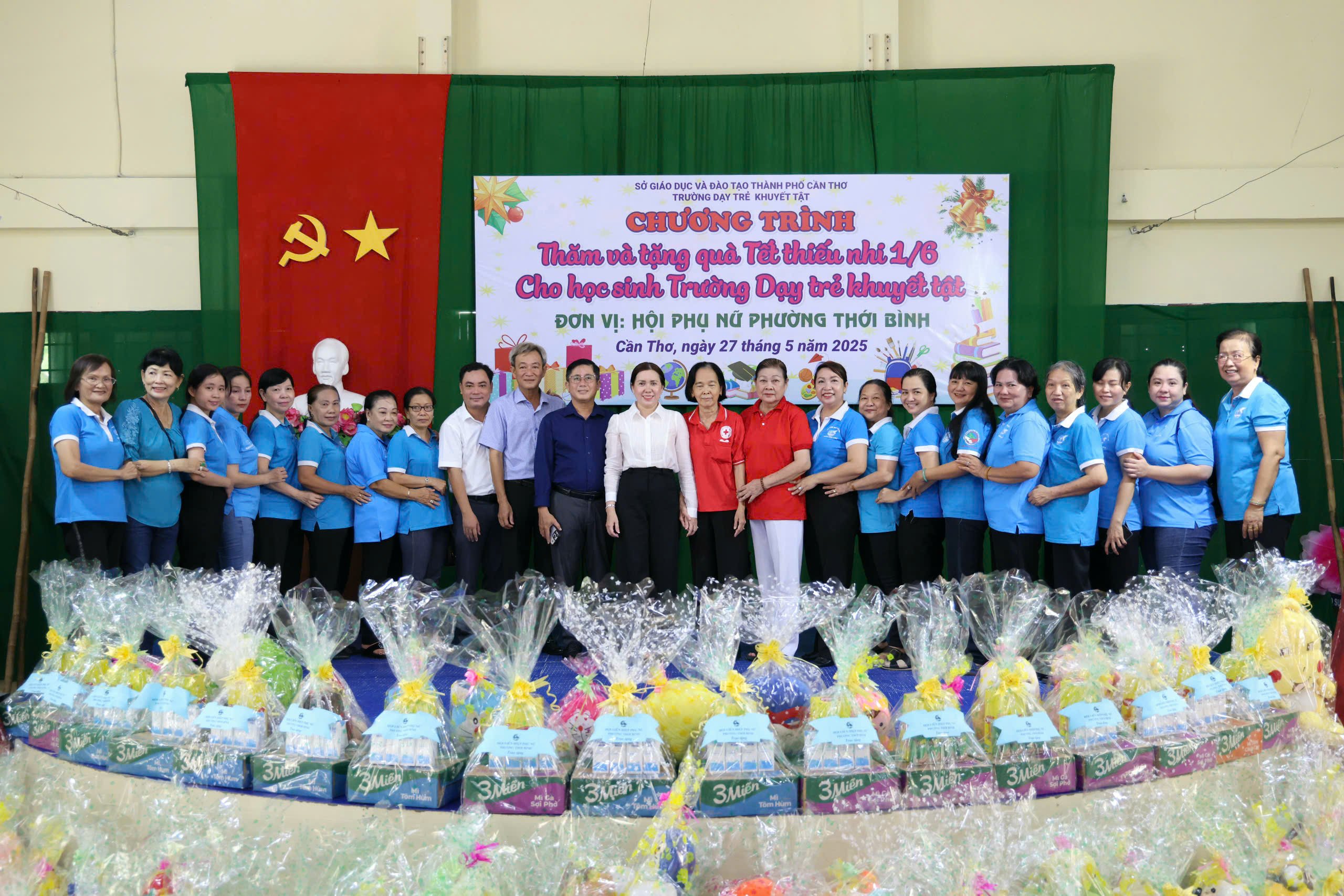 Ban tổ chức chụp hình lưu niệm tại chương trình.