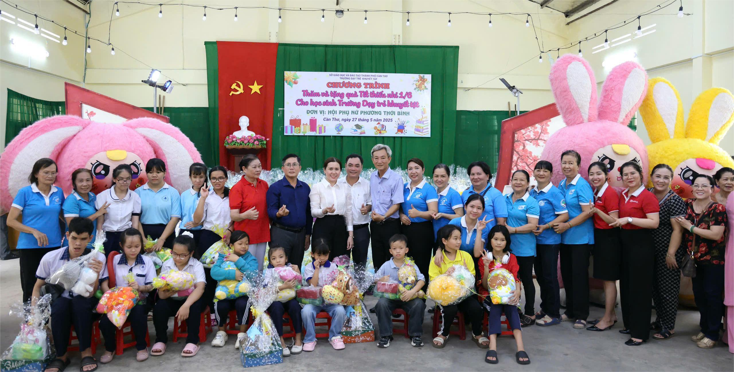 Chương trình “Trao quà yêu thương - Gửi tặng em thơ”, hưởng ứng Tháng hành động vì trẻ em và Ngày Quốc tế Thiếu nhi 1/6.