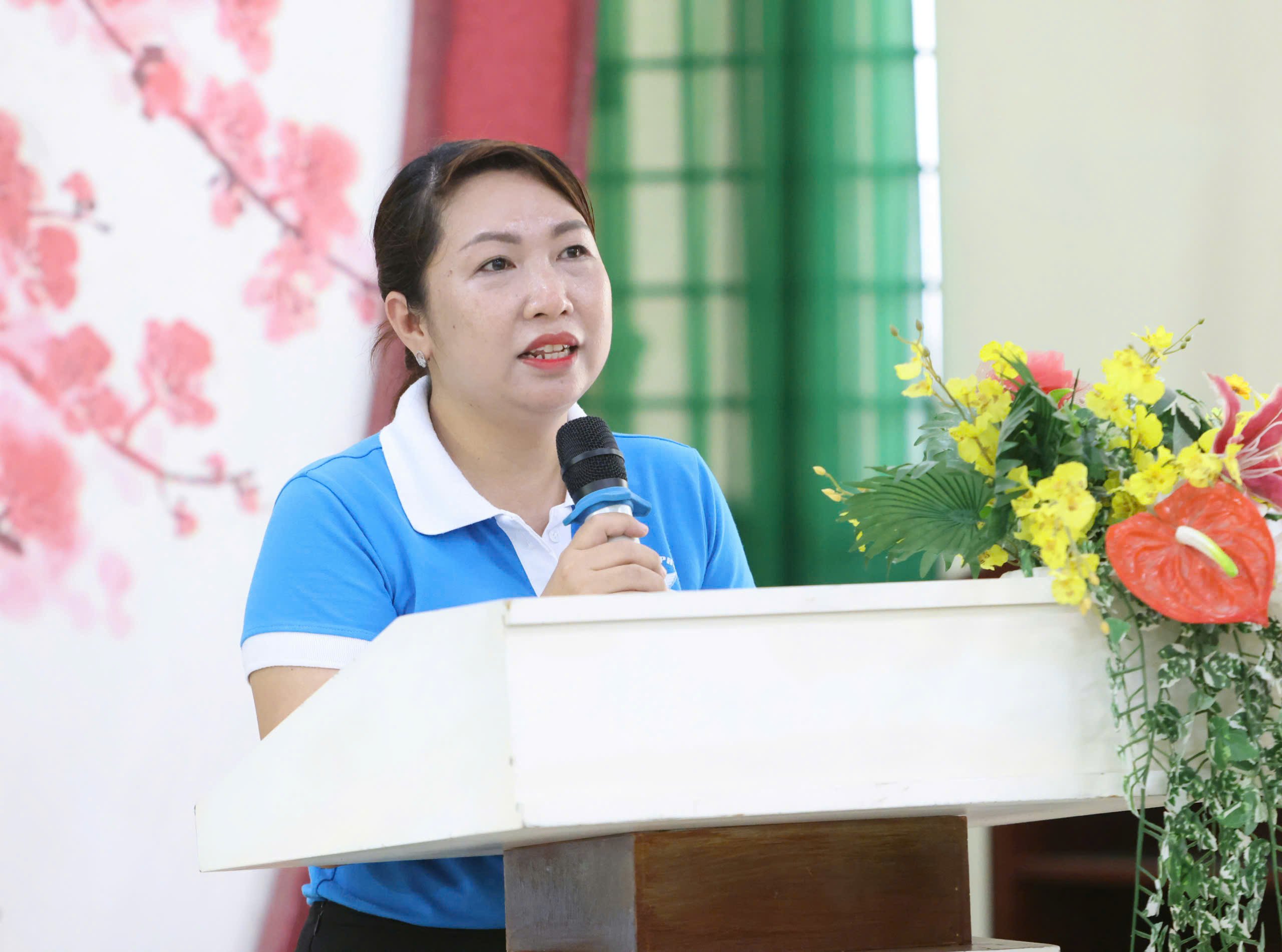 Bà Đặng Ngọc Thùy – Chủ tịch Hội Liên hiệp phụ nữ phường Thới Bình phát biểu tại chương trình.