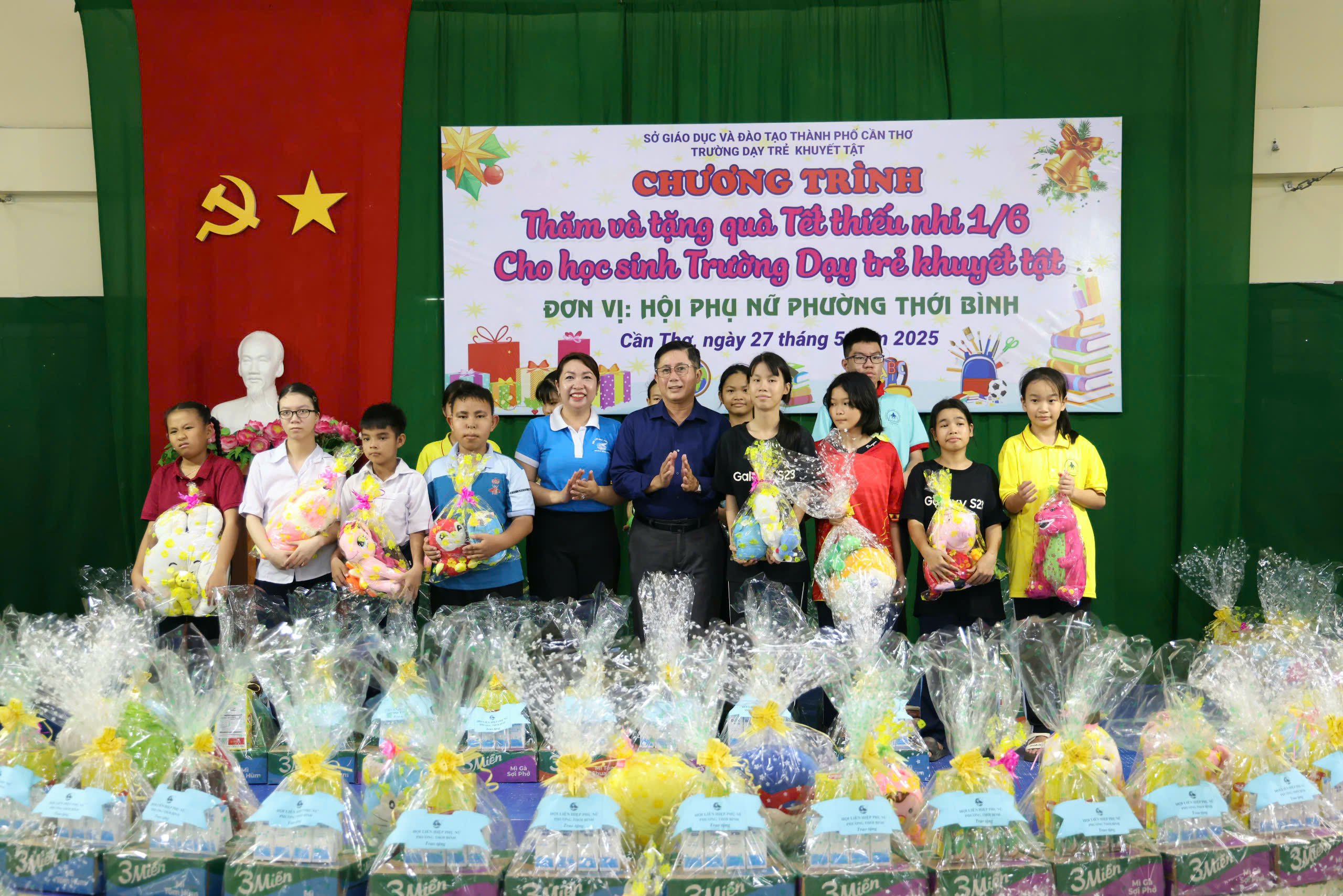 Bà Đặng Ngọc Thùy – Chủ tịch Hội Liên hiệp phụ nữ phường Thới Bình và ông La Quang Sang - Giám đốc Thẩm mỹ viện Quốc tế Everbeauty tặng quà cho các em học sinh.