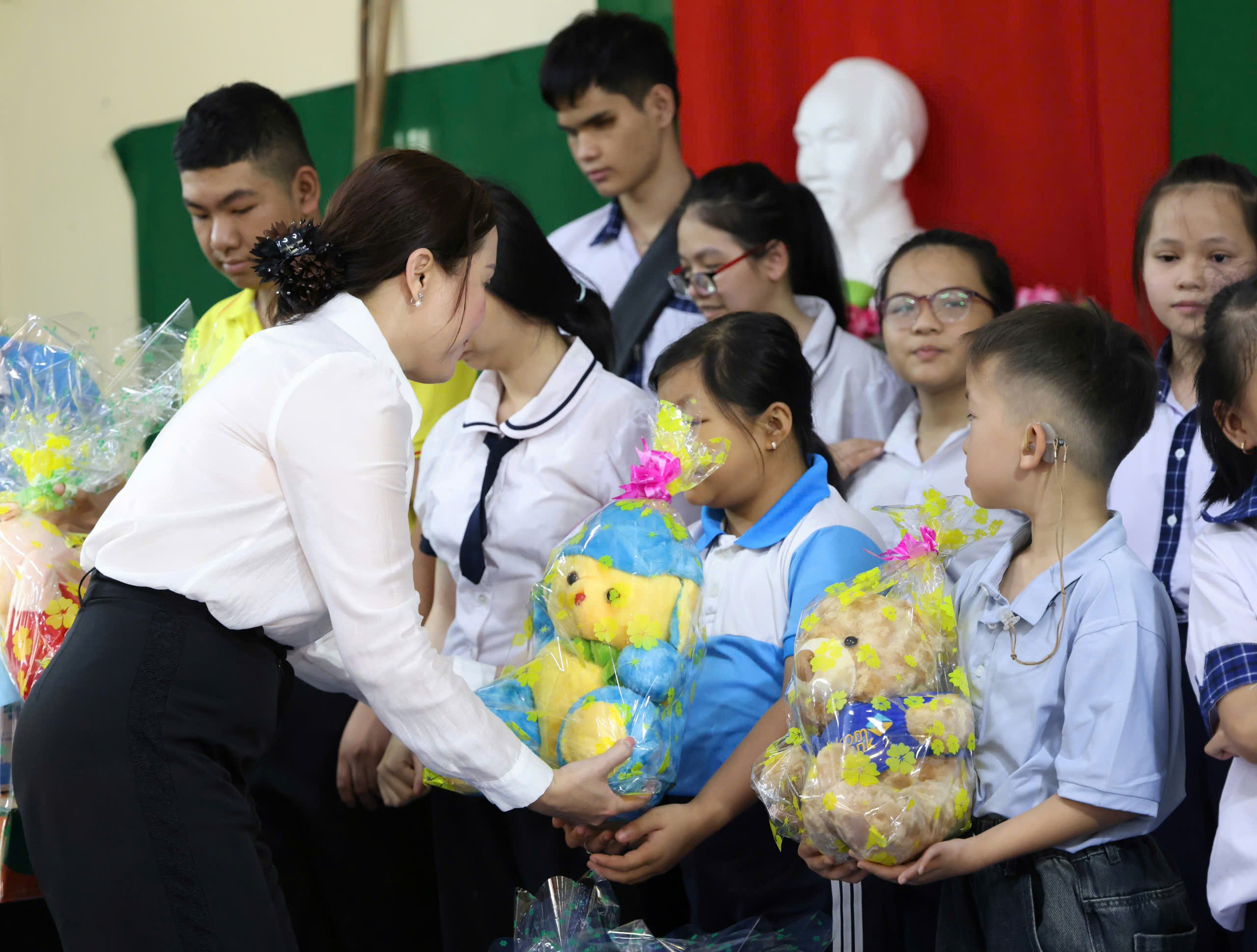 Bà Nguyễn Thị Hồng Nga - Phó Bí thư Đảng ủy, Chủ tịch UBND phường Thới Bình tặng quà cho các em học sinh.