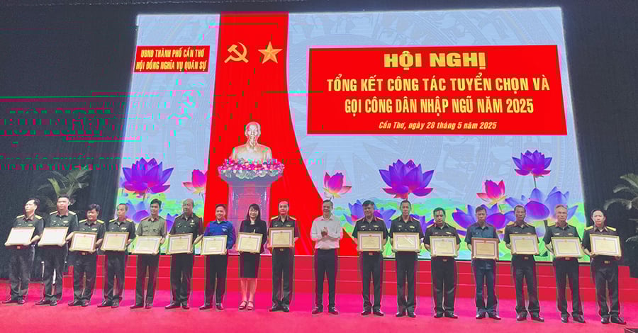 Chủ tịch UBND thành phố Cần Thơ Trương Cảnh Tuyên tặng Bằng khen cho các cá nhân, tập thể có thành tích trong công tác tuyển quân năm 2025.