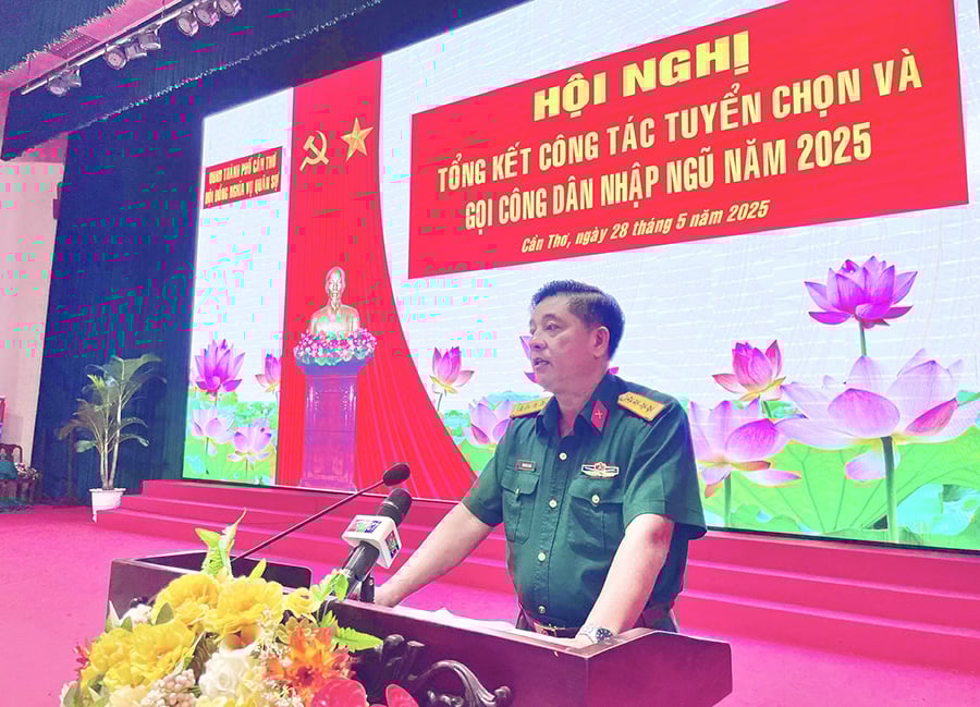 Bộ Chỉ huy Quân sự thành phố Cần Thơ ghi nhận các ý kiến đóng góp của đại biểu.