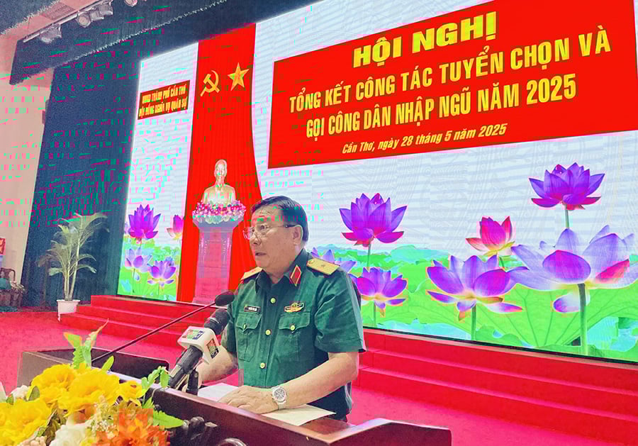 Thiếu tướng Nguyễn Văn Tiền, Phó Tư lệnh Quân khu 9 phát biểu tại hội nghị.