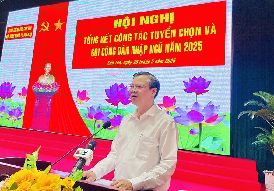Ông Trương Cảnh Tuyên, Chủ tịch UBND thành phố Cần Thơ, Chủ tịch Hội đồng nghĩa vụ quân sự thành phố Cần Thơ phát biểu kết luận hội nghị.