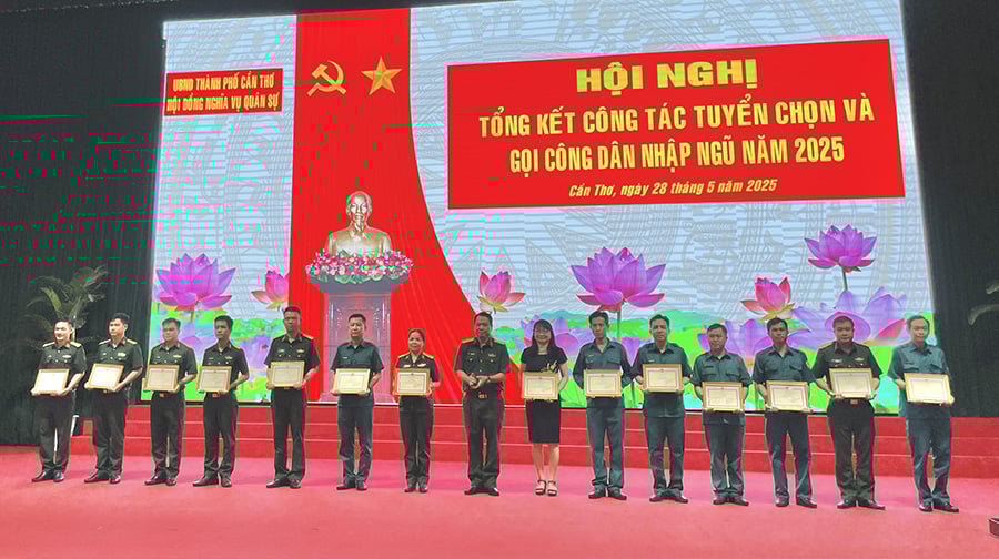 Nhiều tập thể, cá nhân được tặng Bằng khen, Giấy khen trong công tác tuyển quân năm 2025.