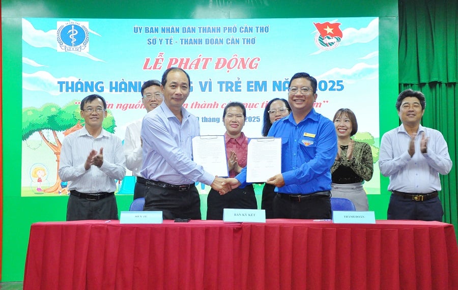 Các đại biểu chứng kiến Lễ ký kết kế hoạch phối hợp tổ chức các hoạt động hưởng ứng Tháng hành động vì trẻ em năm 2025 giữa Sở Y tế và Thành đoàn Cần Thơ.