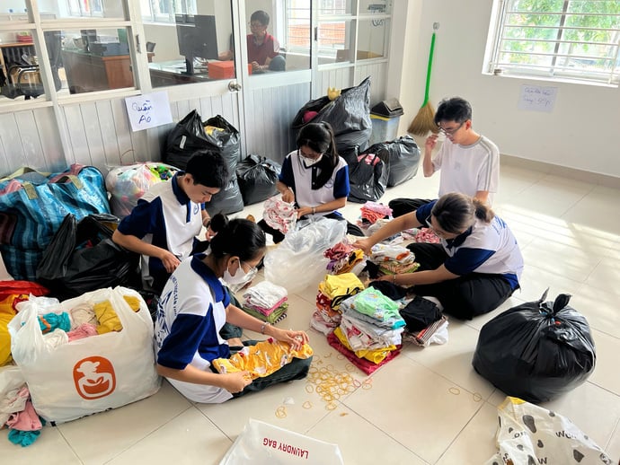 Những phần quà ý nghĩa đang được các bạn Tình nguyện viên tại Ngày hội 'Đổi Rác Lấy Quà' chuẩn bị và phân loại cẩn thận