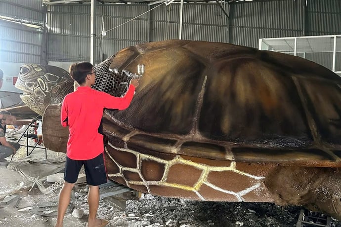 Dưới bàn tay khéo léo của các nghệ nhân và kỹ thuật viên, mô hình 'Tiếng kêu câm lặng' đang dần hoàn thiện