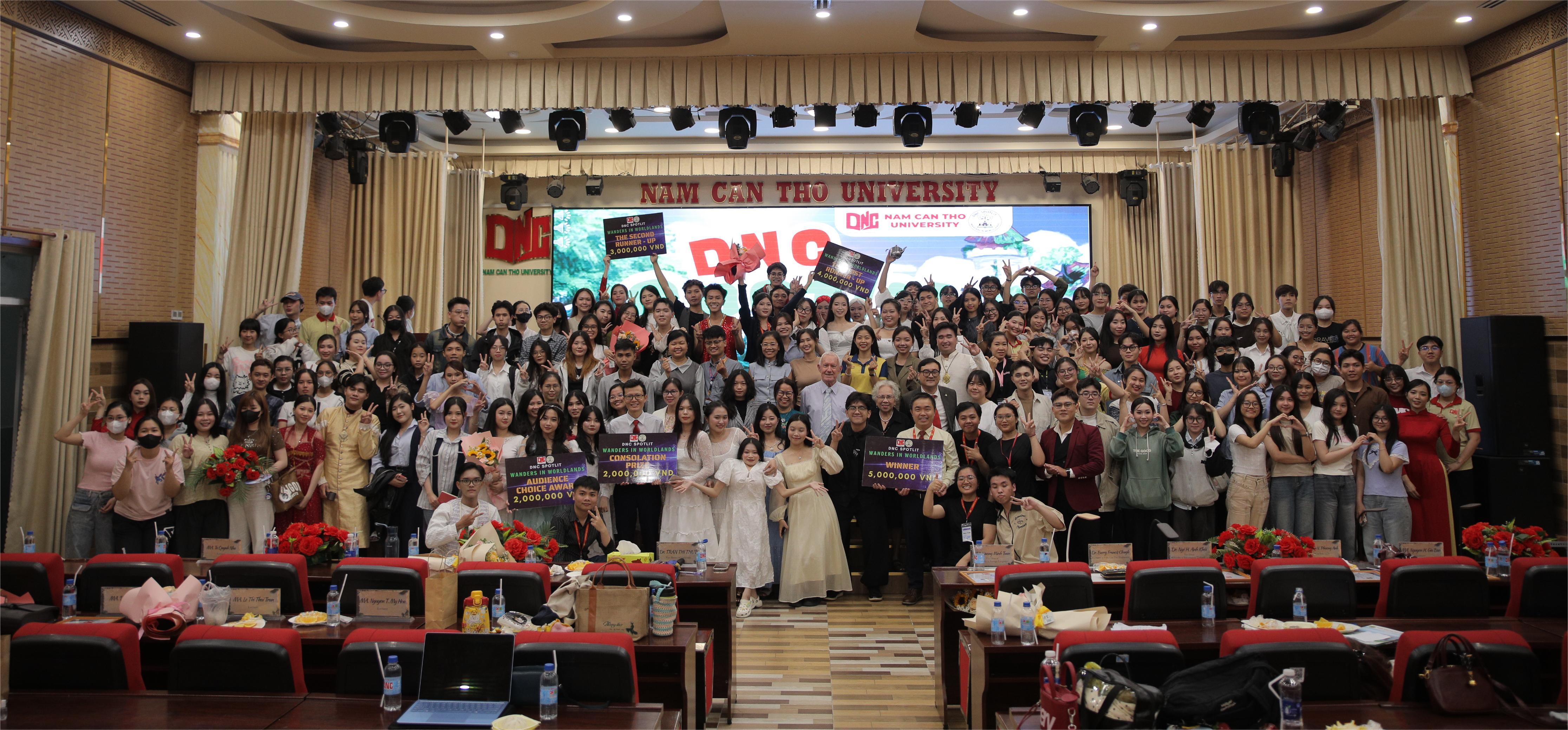 Hội thi Diễn kịch Tiếng Anh “DNC SPOTLIT – Wanders in Worldlands” thu hút gần 250 sinh viên ngành Ngôn ngữ Anh, Khoa Ngoại Ngữ, Trường Đại học Nam Cần Thơ tham gia.