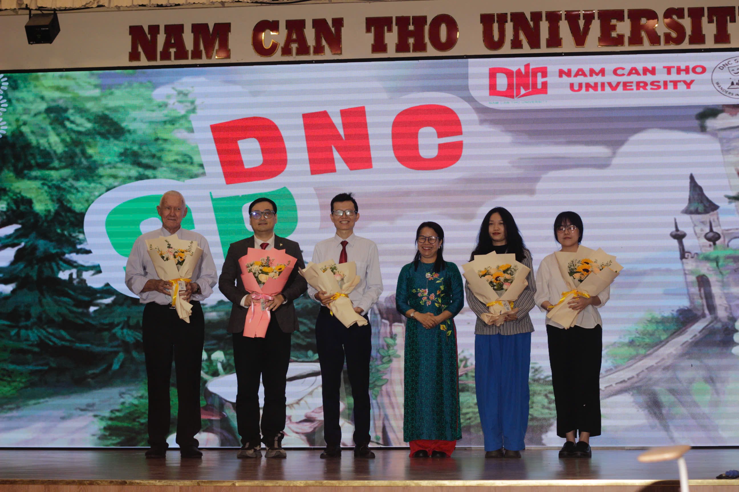 Đại diện Ban tổ chức tặng hoa cho Ban giám khảo.