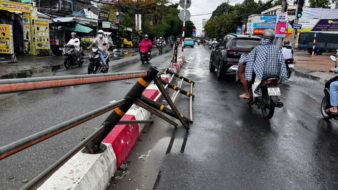Giải phân cách barie trên đường Cách mạng Tháng Tám, đoạn gần giao lộ với đường Nguyễn Đệ (quận Bình Thủy, TP. Cần Thơ) bị đổ ngã trong khi mật độ phương tiện lưu thông qua khu vực rất lớn, tiềm ẩn nguy cơ tai nạn giao thông.