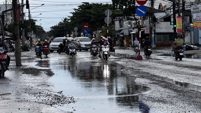 Sau cơn mưa trưa 31-5-2025, mặt đường Cách mạng Tháng Tám đoạn giao với đường Nguyễn Thông (quận Bình Thủy, TP. Cần Thơ) đọng nước như một ao sâu, nhiều đá dăm trồi lên mặt đường gây trơn trượt. Khu vực này vừa xảy ra một vụ tai nạn khiến một người bị thương.