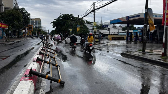 Giải phân cách trên đường Cách mạng Tháng Tám, đoạn gần ngã ba giao với đường Phạm Ngũ Lão (quận Bình Ninh Kiều, TP. Cần Thơ) bị đổ ngã xuống mặt đường, gây nguy hiểm cho người tham gia giao thông.