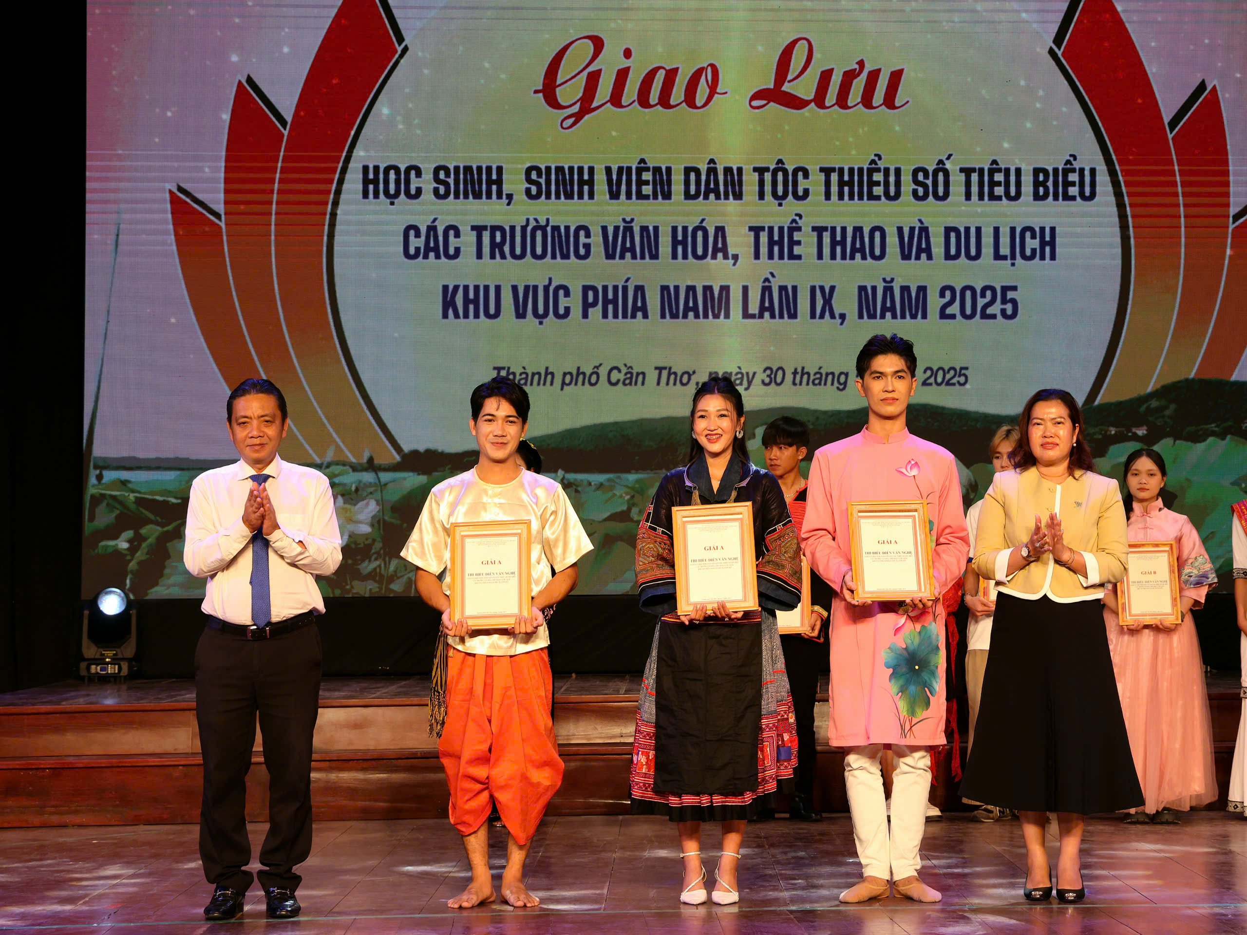 Ông Hoàng Đạo Cương - Thứ trưởng Bộ Văn hóa, Thể thao và Du lịch và bà Nguyễn Thị Ngọc Điệp - Phó Chủ tịch UBND TP. Cần Thơ trao giải thưởng cho các đơn vị đạt Giải A nội dung Thi biểu diễn văn nghệ.