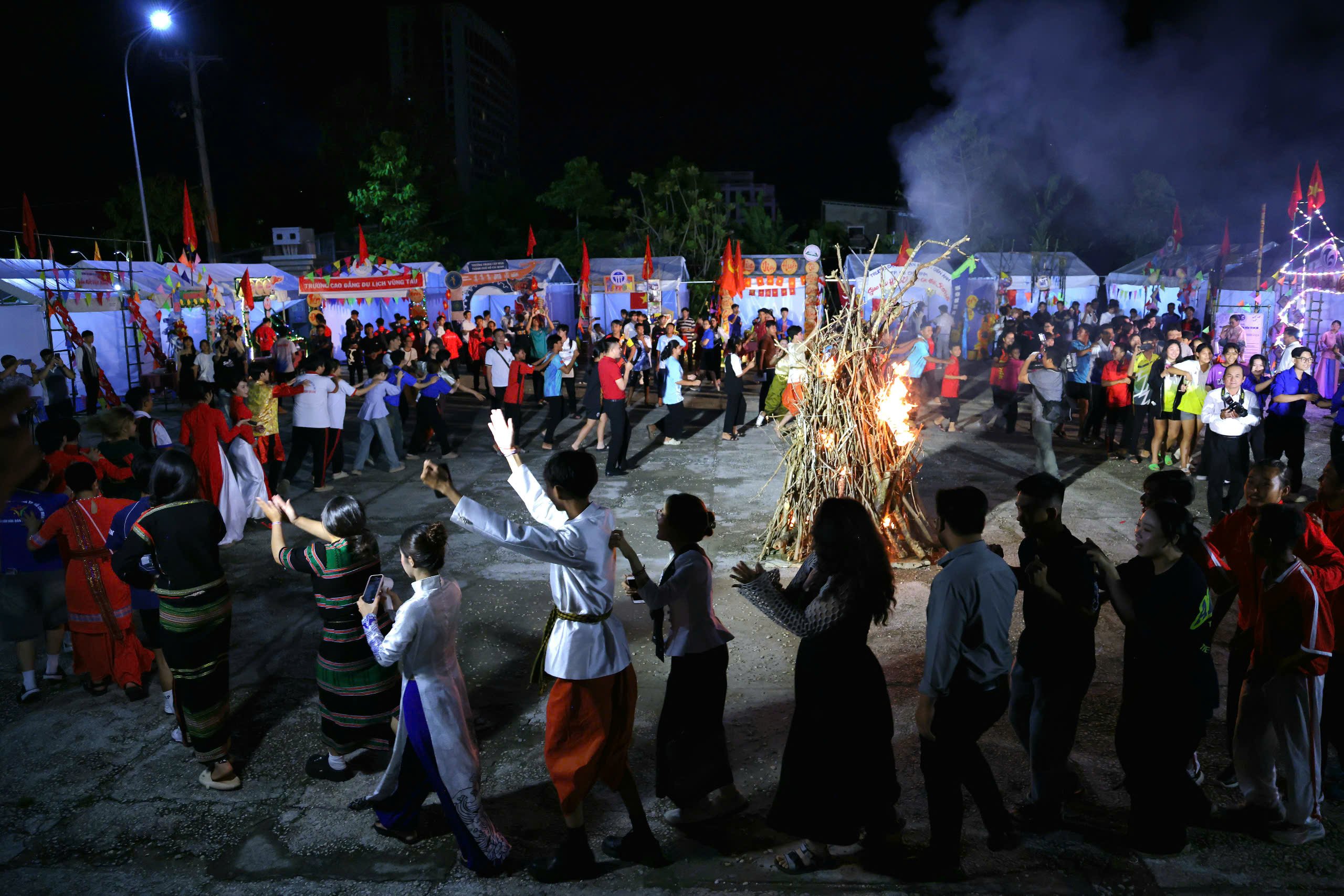Học sinh, sinh viên dân tộc thiểu số tiêu biểu hoạt động Đốt lửa trại.