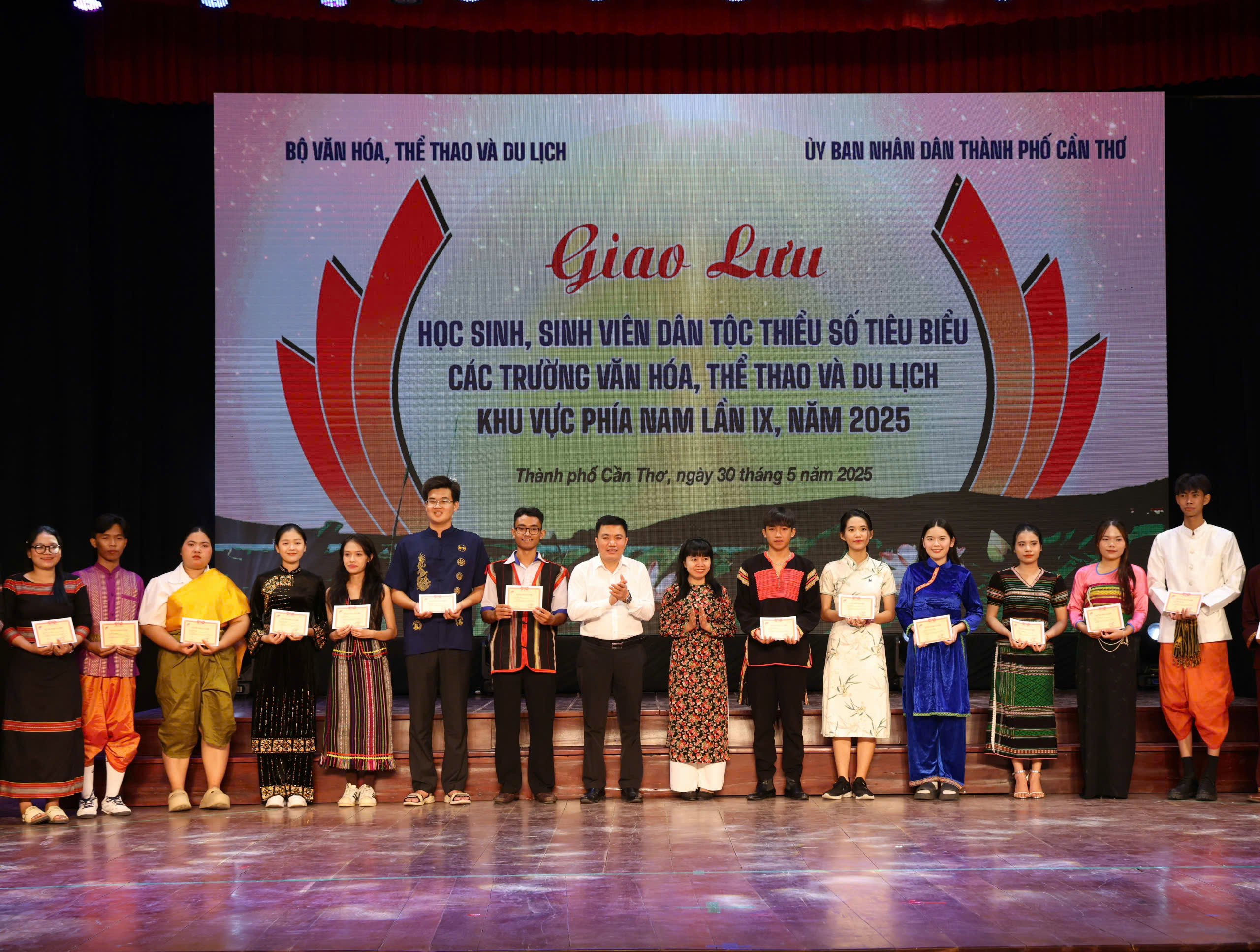 Ông Nguyễn Hữu Ngọc - Phó Chánh Văn phòng Bộ Văn hóa, Thể thao và Du lịch và bà Ngô Hồng Phước - Trưởng Văn phòng Đại diện Quỹ học bổng Vừ A Dính tại khu vực phía Nam trao học bổng tặng học sinh, sinh viên dân tộc thiểu số tiêu biểu.