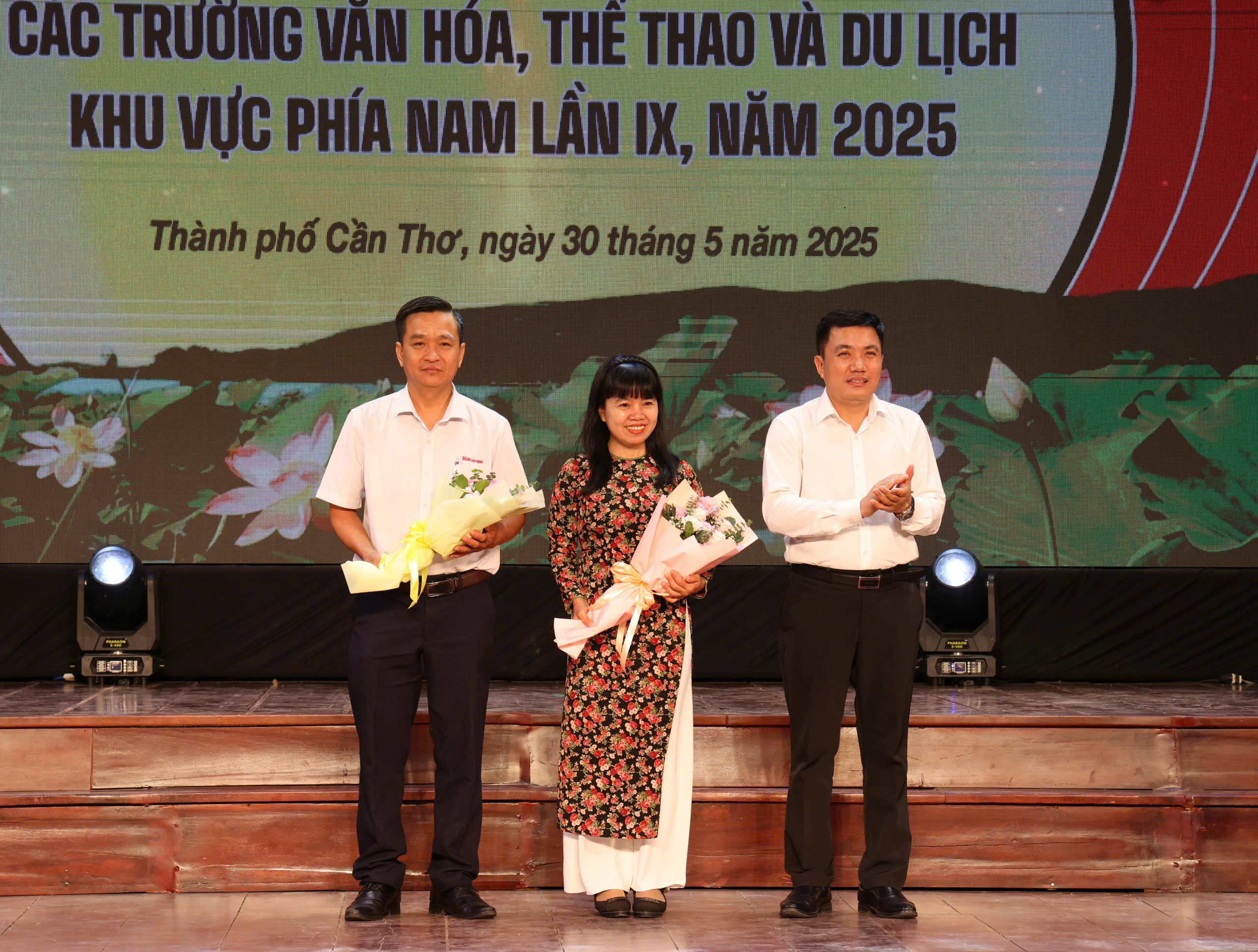 Ông Nguyễn Hữu Ngọc - Phó Chánh Văn phòng Bộ Văn hóa, Thể thao và Du lịch tặng hoa cám ơn các đơn vị đồng hành.