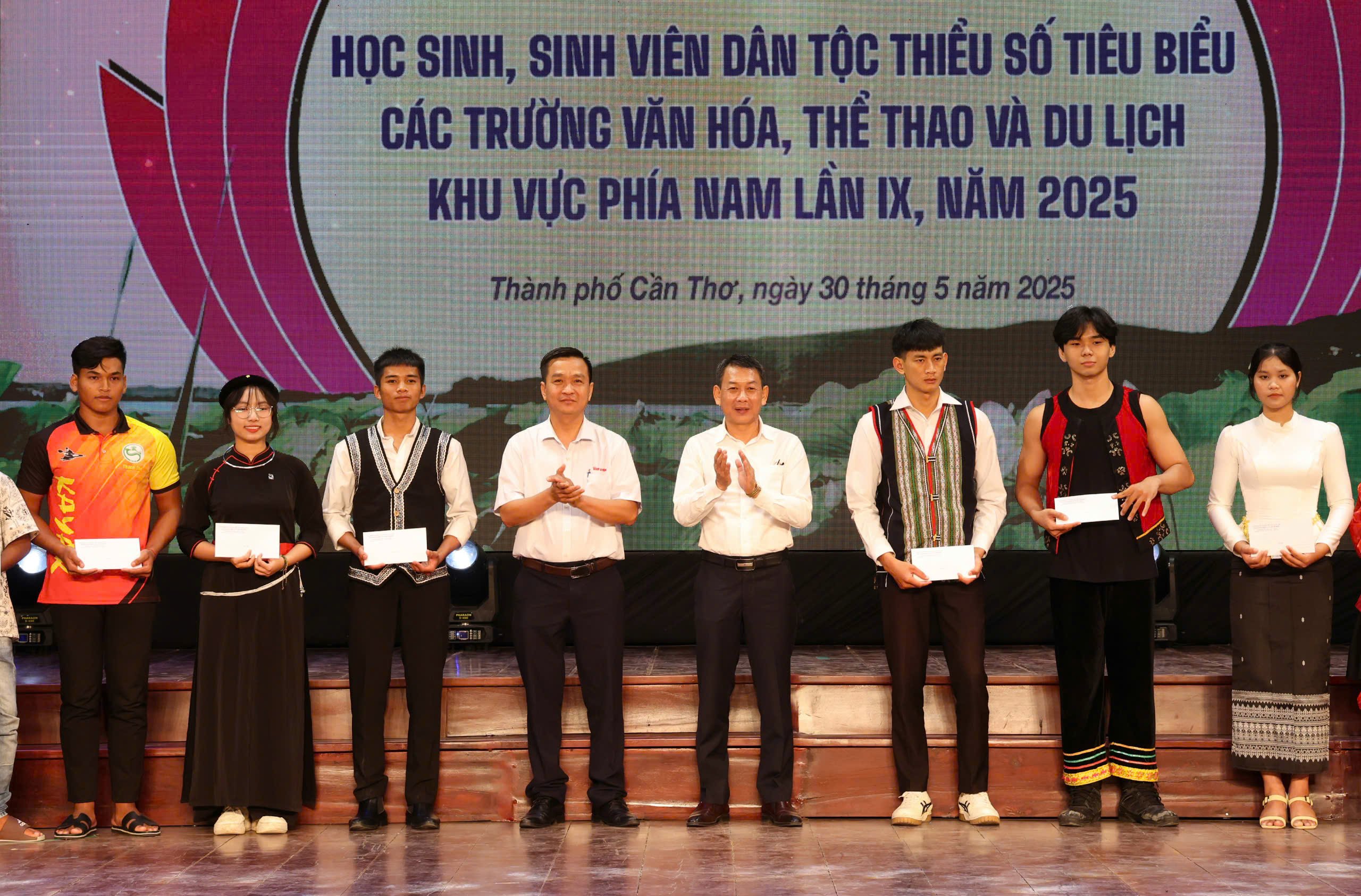 Ông Nguyễn Hữu Đạt - Trưởng Cơ quan đại diện Văn phòng Bộ tại TP. Hồ Chí Minh và ông Trần Công Tuấn - Trưởng Văn phòng đại diện Báo Người Lao Động khu vực ĐBSCL trao học bổng Báo Người Lao động cho học sinh, sinh viên dân tộc thiểu số tiêu biểu đạt nhiều thành tích xuất sắc trong năm học 2023-2024