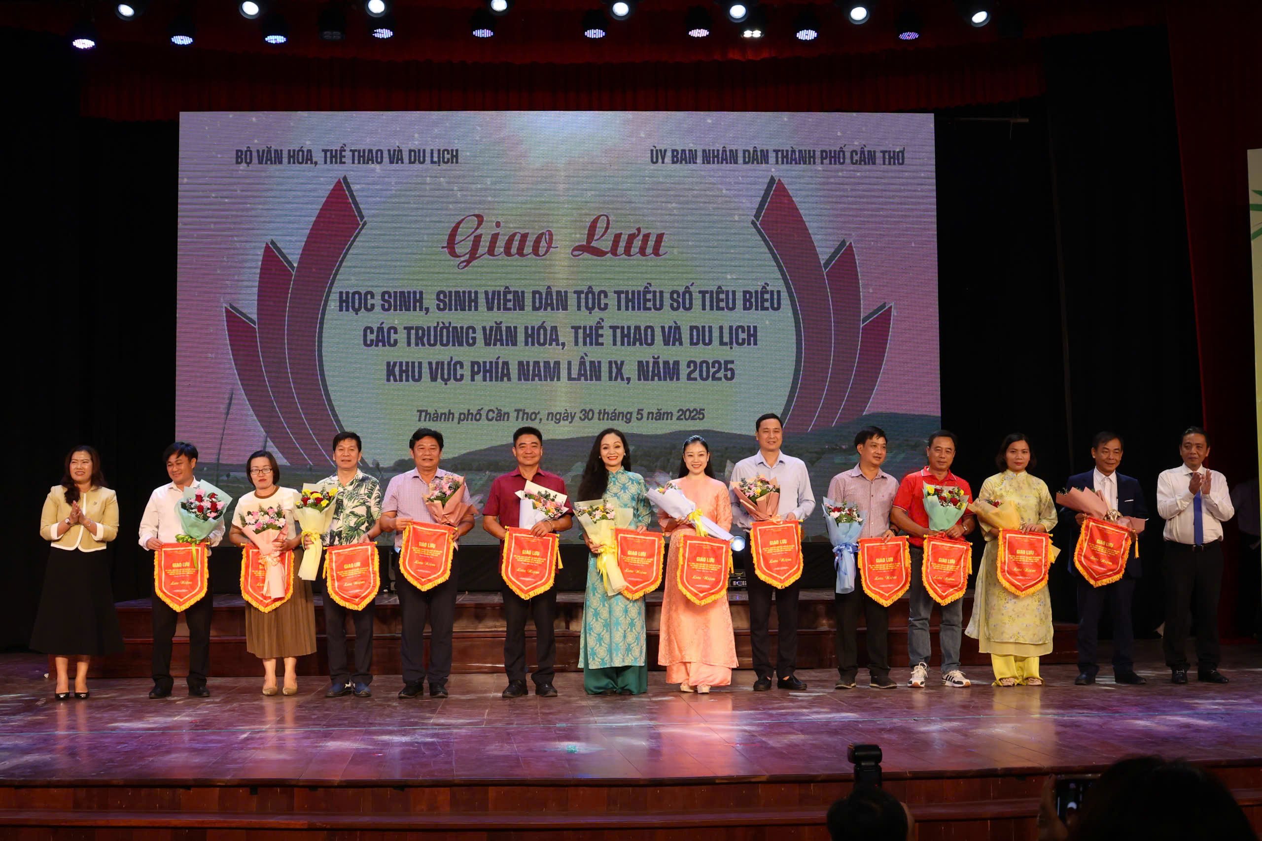 Ông Hoàng Đạo Cương - Thứ trưởng Bộ Văn hóa, Thể thao và Du lịch và bà Nguyễn Thị Ngọc Điệp - Phó Chủ tịch UBND TP Cần Thơ trao cờ lưu niệm và tặng hoa của Ban Tổ chức cho lãnh đạo 12 đoàn tham gia.