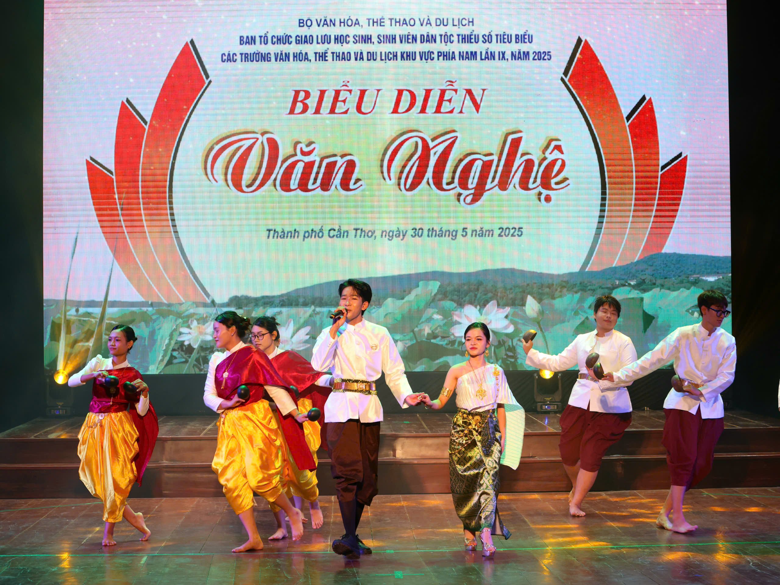 Các tiết mục biểu diễn văn nghệ tại chương trình.