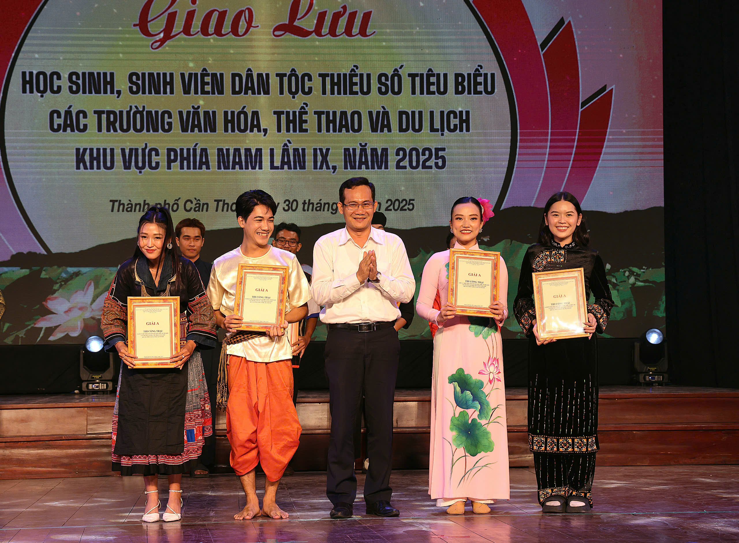 Ông Nguyễn Minh Tuấn - Giám đốc Sở VHTT&DL TP. Cần Thơ trao giải thưởng cho các đơn vị đạt Giải A nội dung Thi cổng trại.