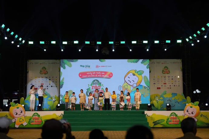 Nhiều phần quà ý nghĩa được trao quà cho các em học sinh có hoàn cảnh khó khăn nhưng vươn lên trong học tập tại các trường trên địa bàn TP. Cần Thơ