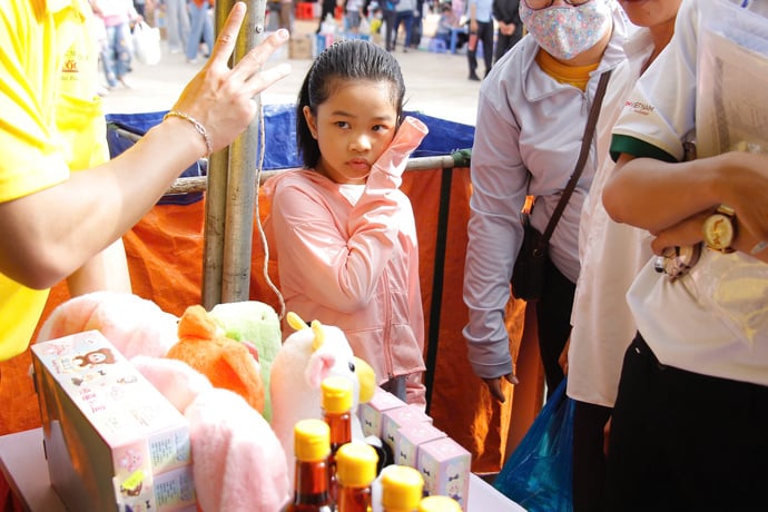 Gian hàng Nước mắm Quốc Hải tại Ngày hội 'Đổi rác lấy quà' được đông đảo người tham gia ủng hộ