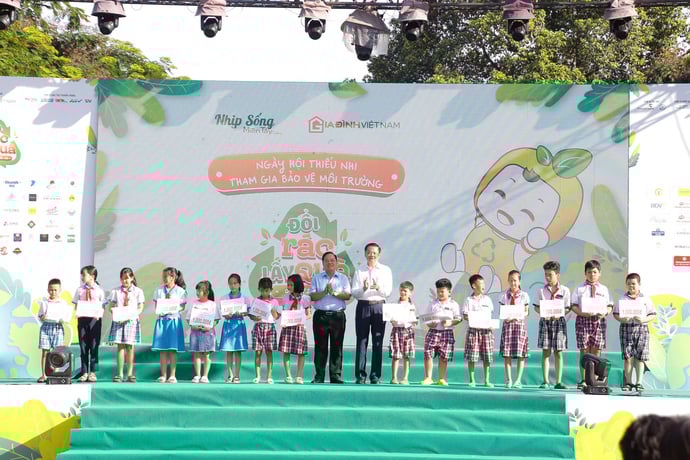 Các suất học bổng được trao tặng cho các cháu học sinh khó khăn và hiếu học trên địa bàn TP. Cần Thơ.
