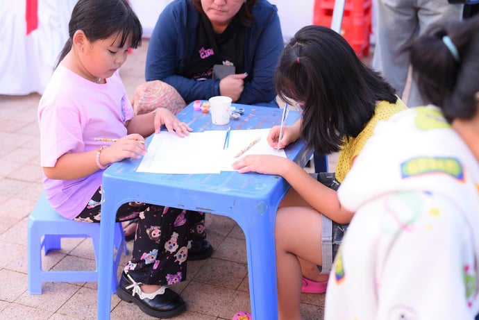 Các em nhỏ thỏa sức sáng tạo tại Ngày hội ' Đổi rác lấy quà'