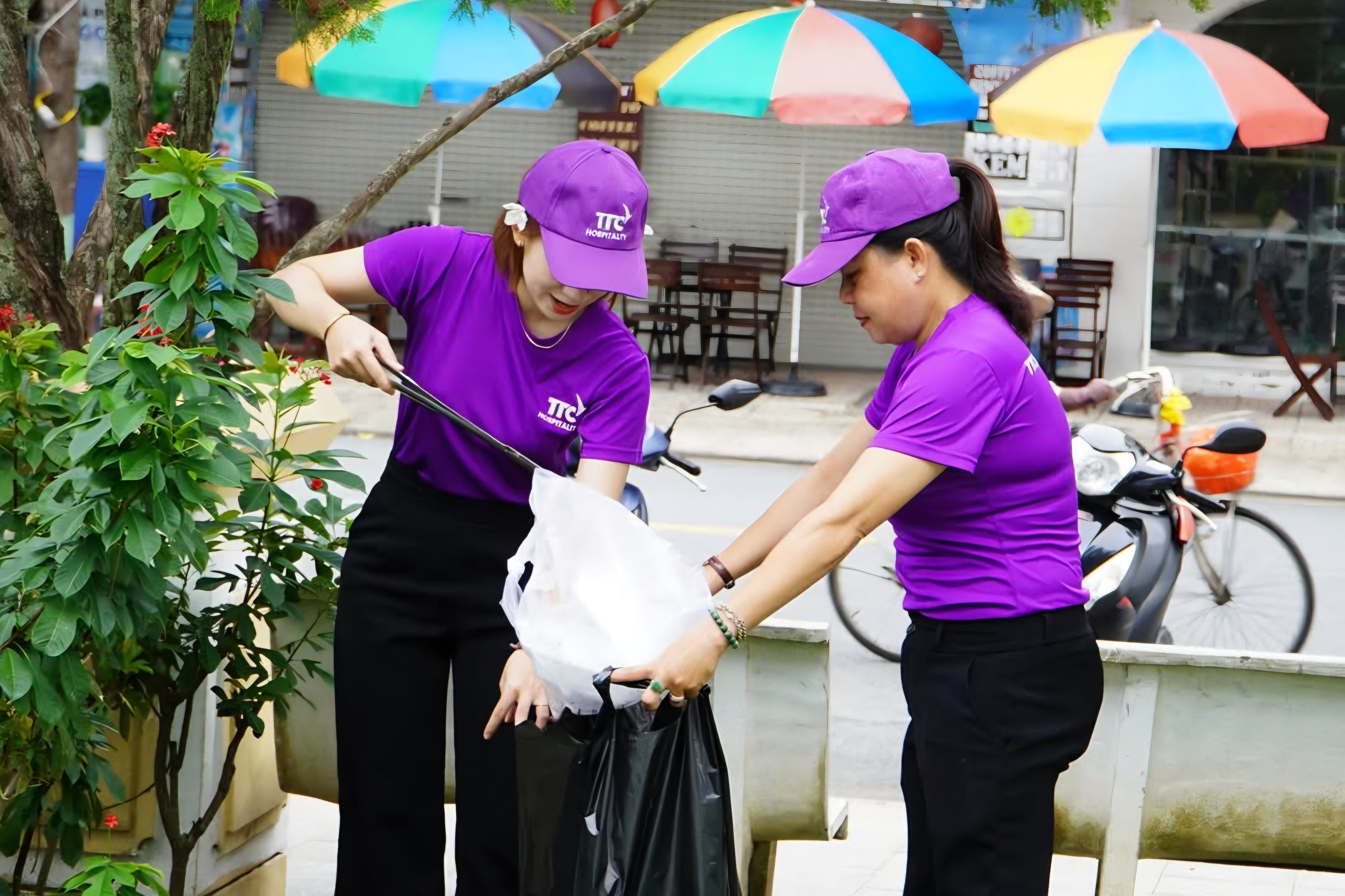 Góp phần vệ sinh môi trường là bảo vệ chính 'sản phẩm' của ngành du lịch.