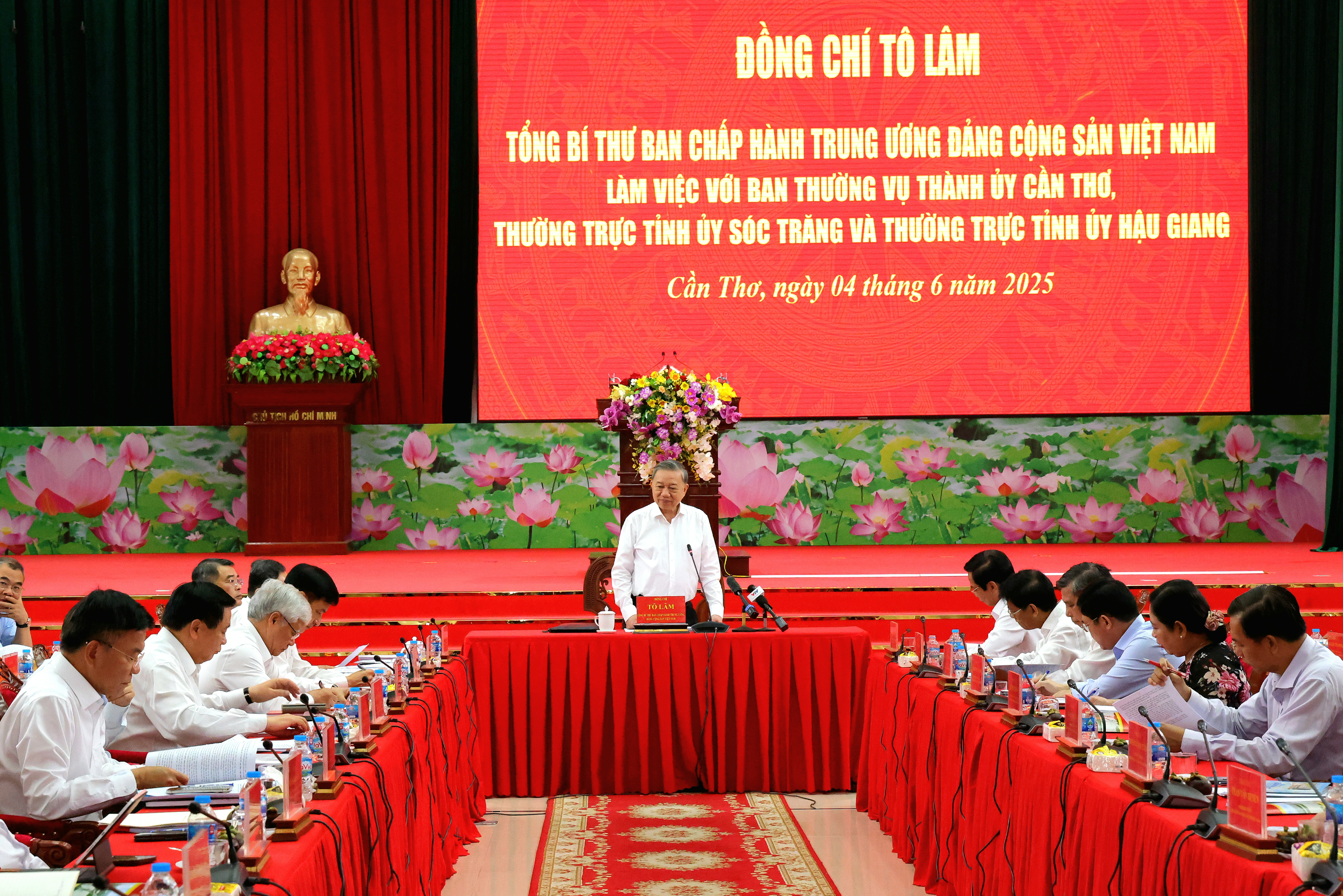 Quang cảnh buổi làm việc của Tổng Bí thư Tô Lâm với Ban Thường vụ Thành ủy Cần Thơ, Thường trực Tỉnh ủy Sóc Trăng và Thường trực Tỉnh ủy Hậu Giang.