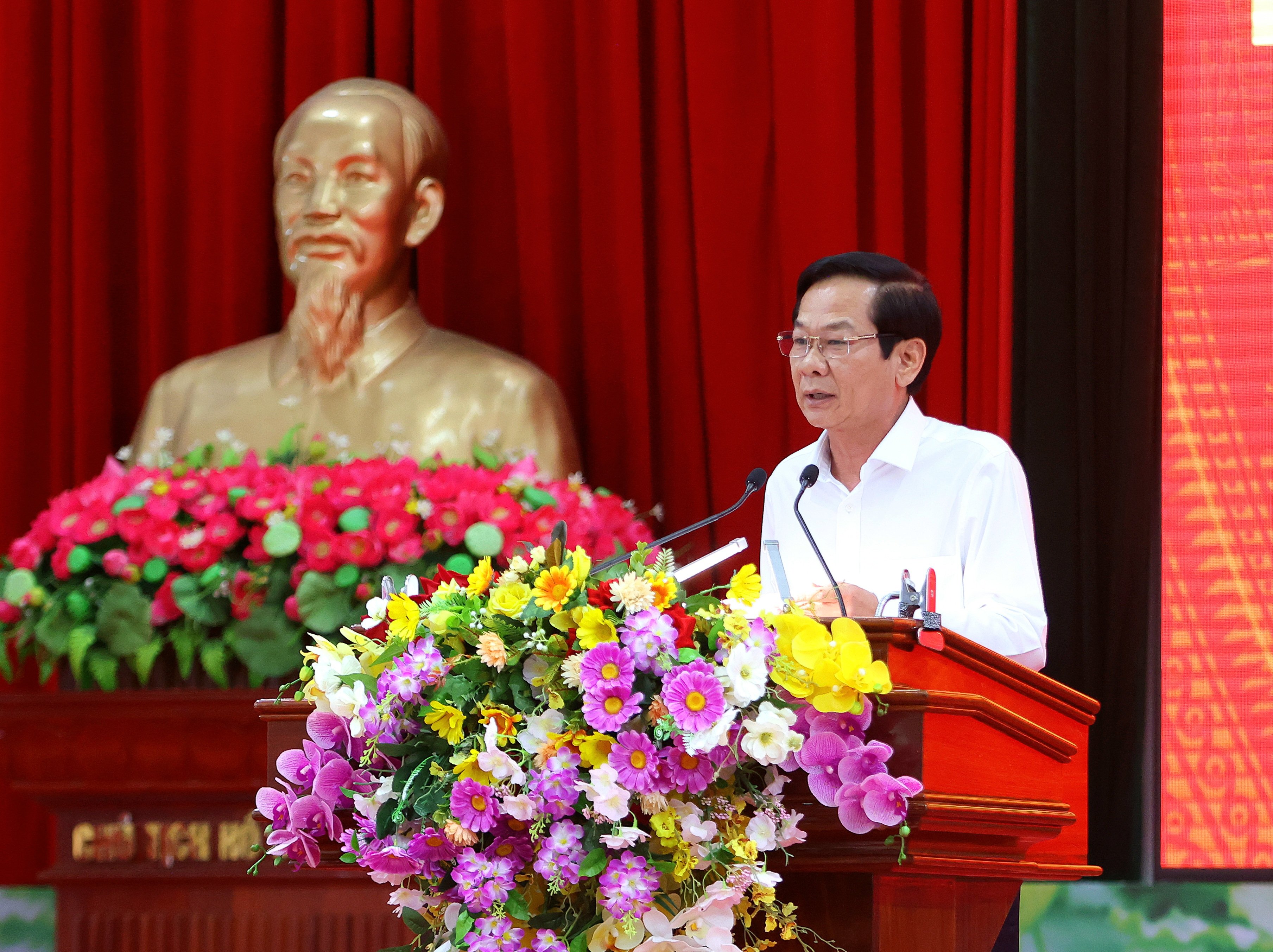 Ông Đỗ Thanh Bình - Bí thư Thành ủy TP. Cần Thơ báo cáo một số kết quả nổi bật về tình hình triển khai thực hiện các nhiệm vụ trọng tâm của 3 tỉnh, thành phố.