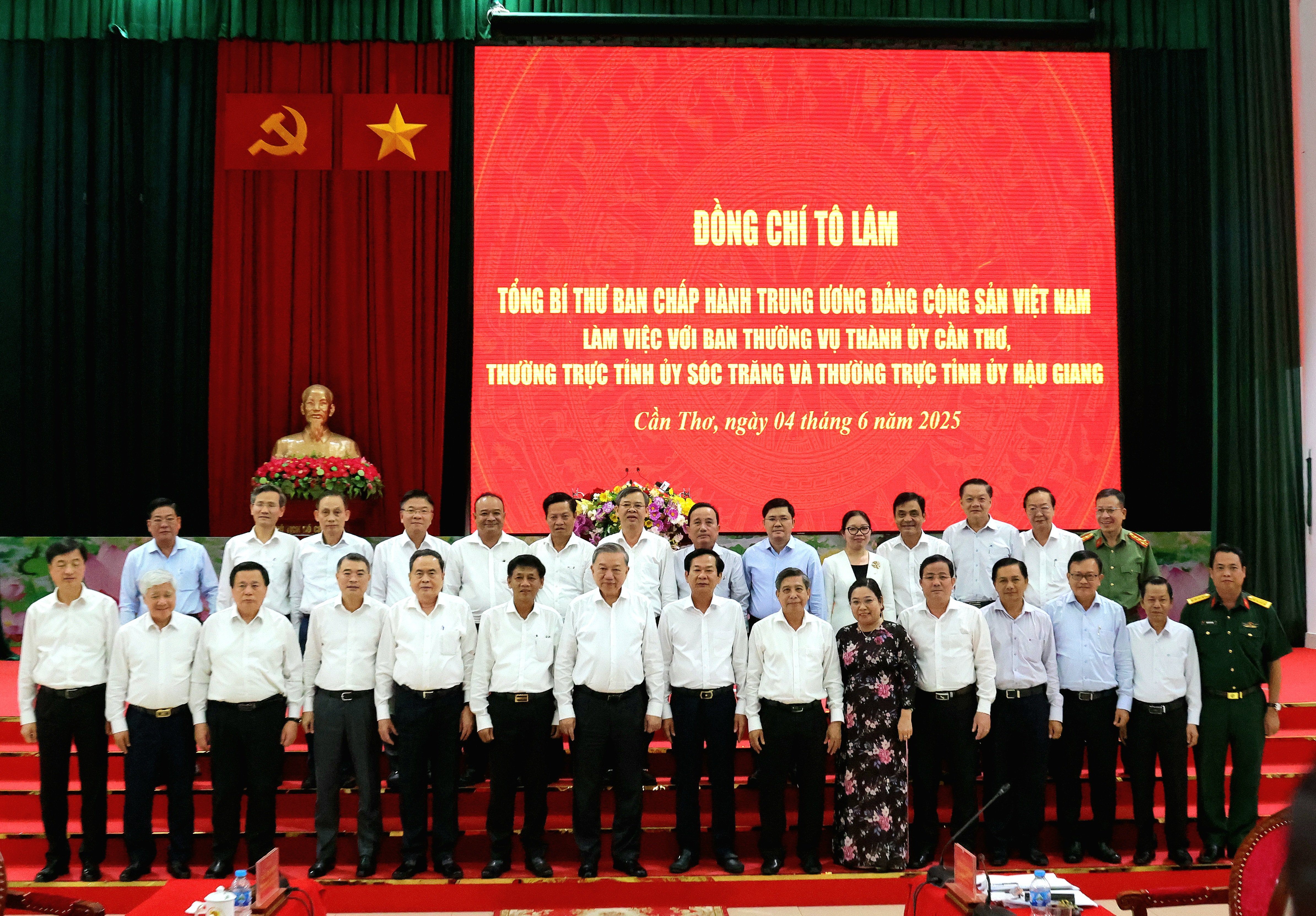 Tổng Bí thư Tô Lâm, Chủ tịch Quốc hội Trần Thanh Mẫn và Đoàn công tác của Trung ương chụp ảnh lưu niệm với lãnh đạo TP. Cần Thơ và hai tỉnh Sóc Trăng, Hậu Giang.