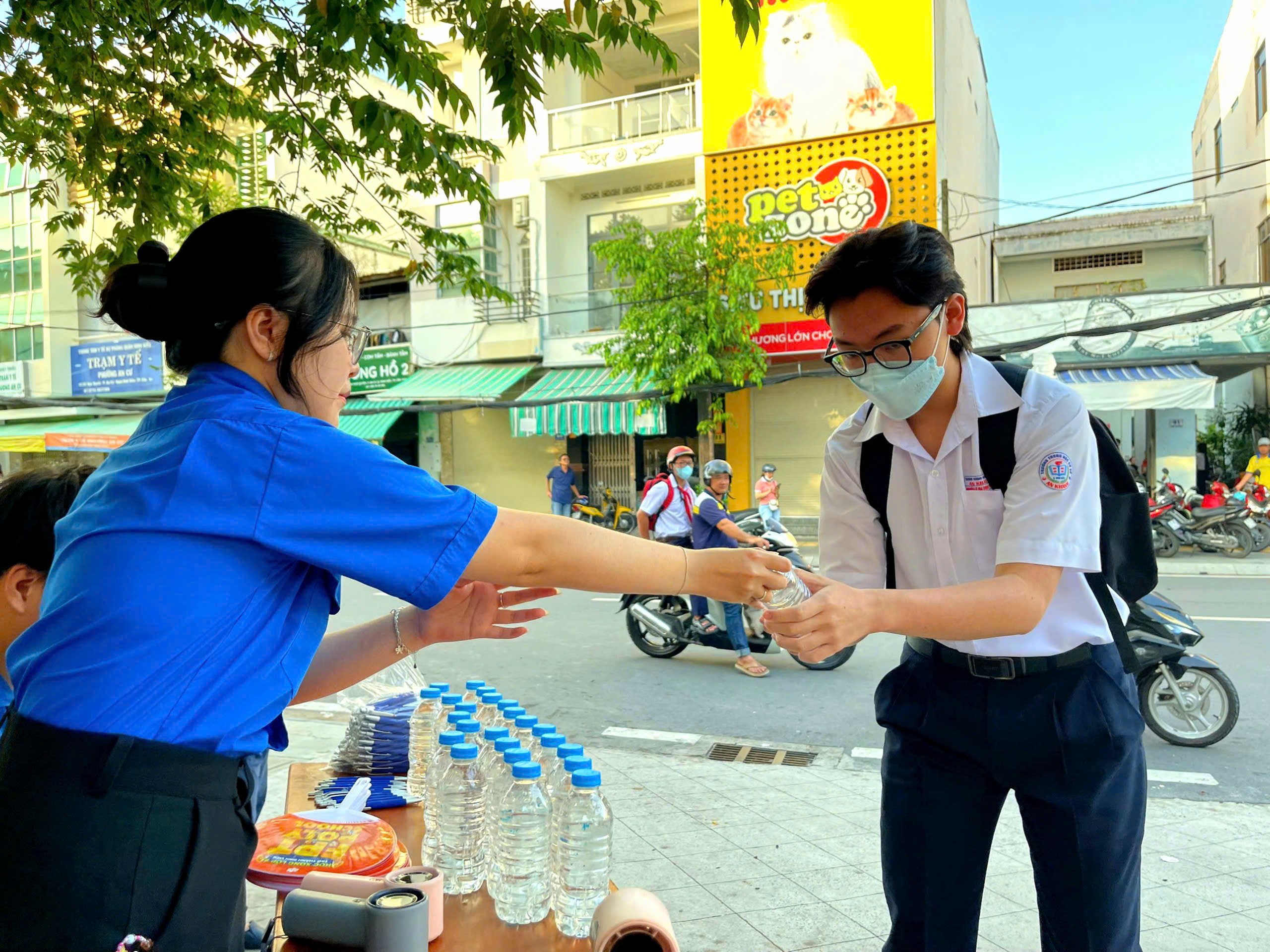 Lực lượng Đoàn thanh niên hỗ trợ thí sinh.