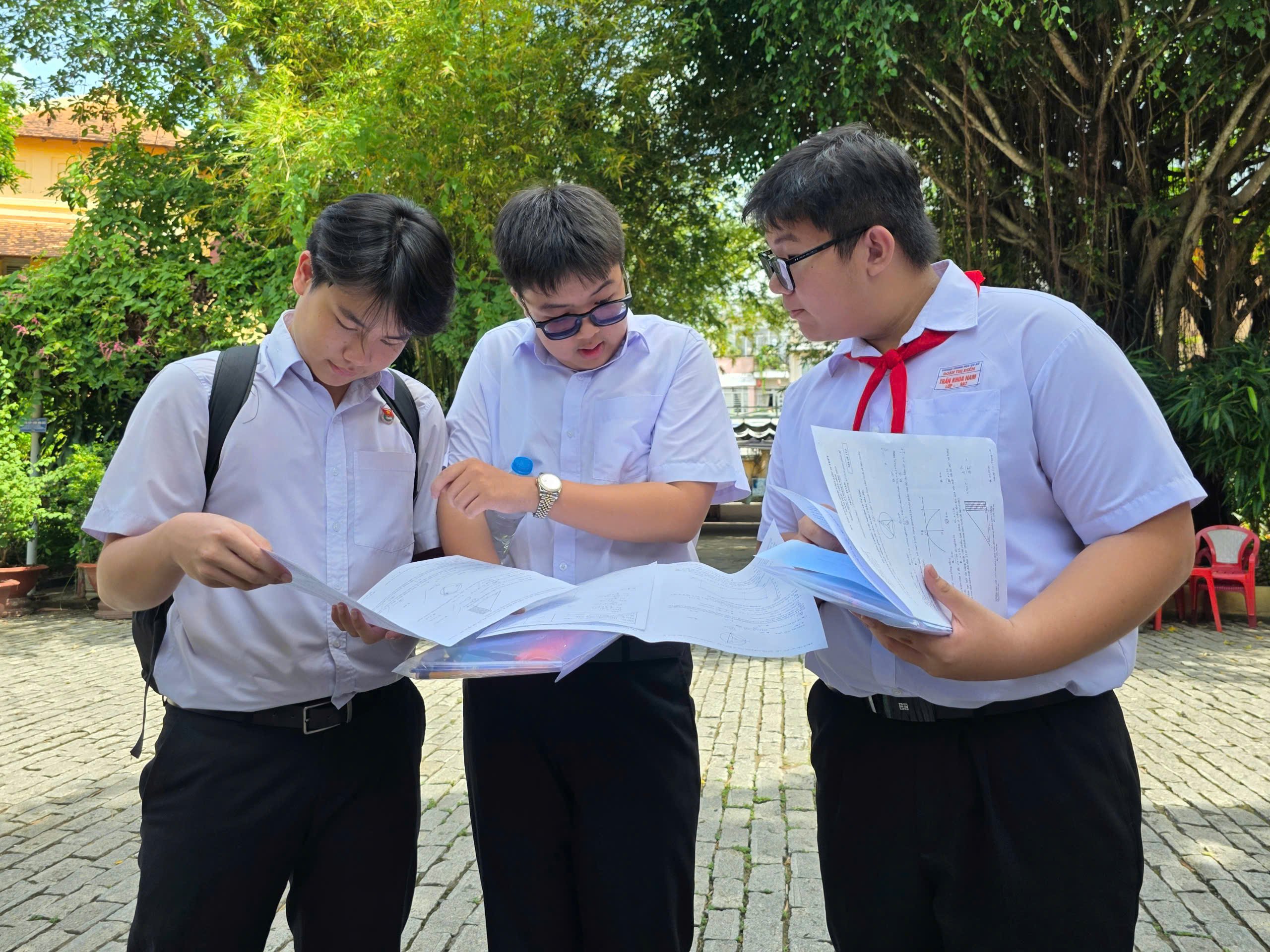 Các em học sinh trao đổi sau buổi thi.