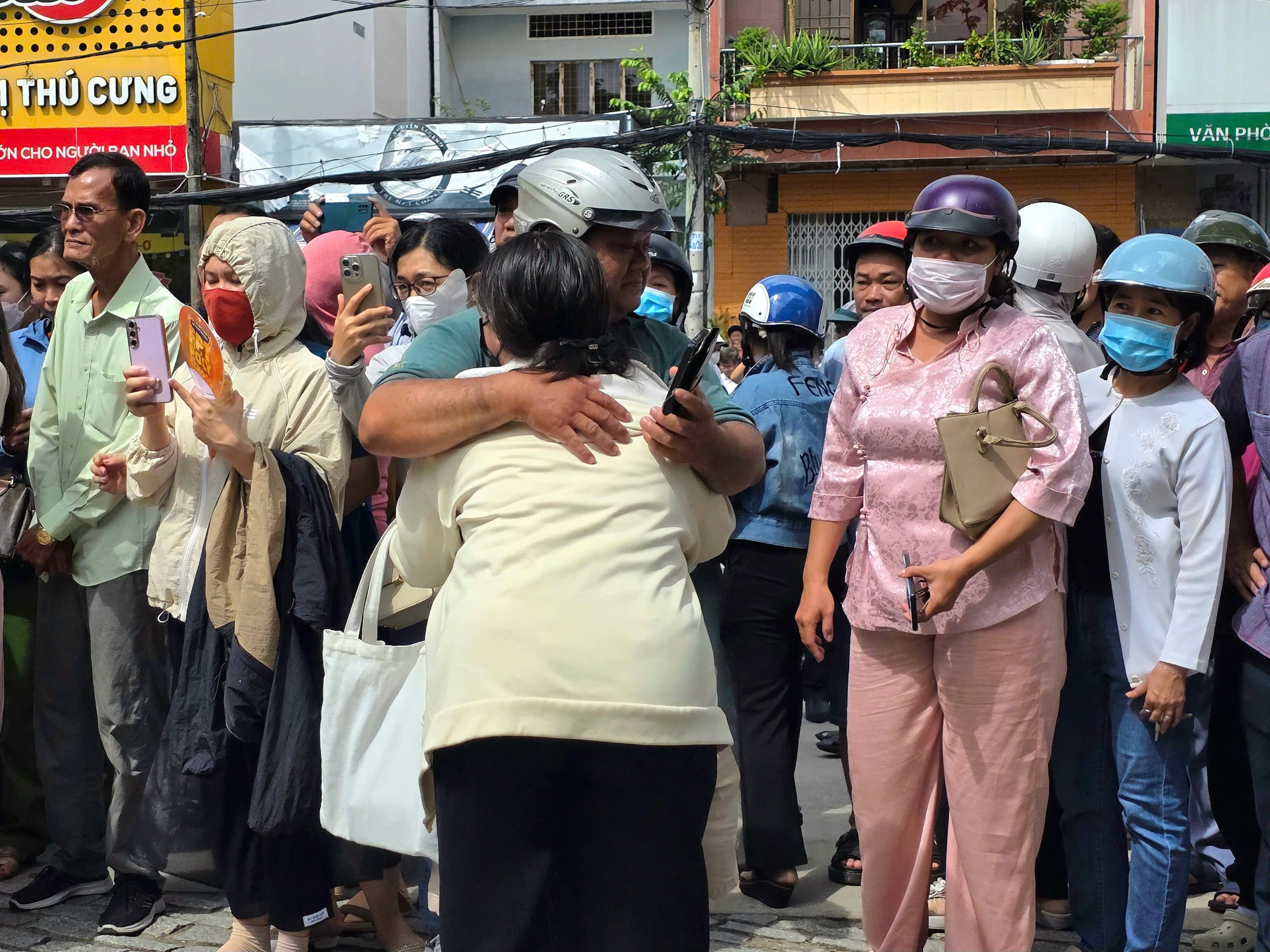 Phụ huynh vui mừng khi học sinh kết thúc môn thi đầu tiên.