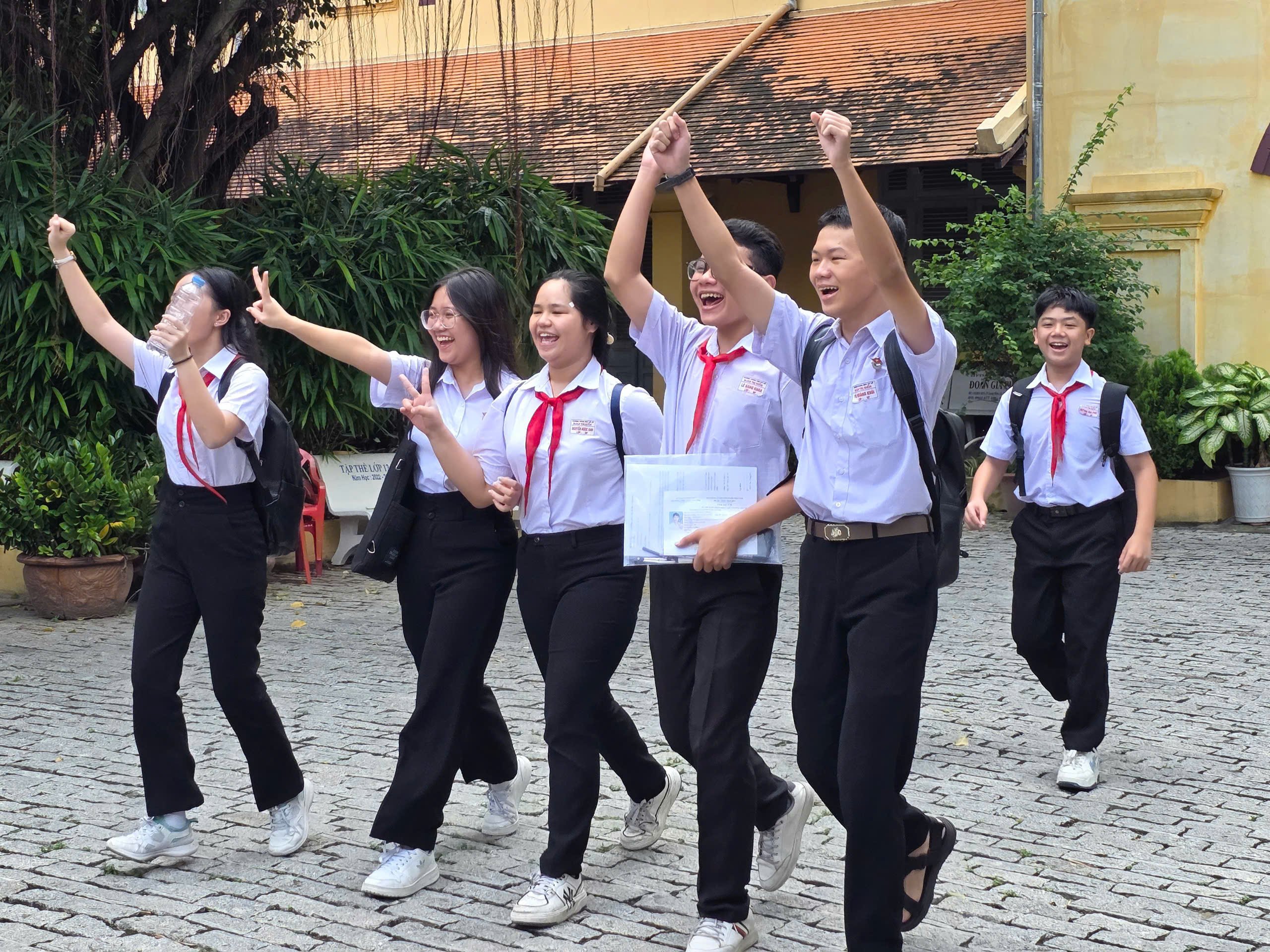 Các em học sinh vui mừng khi kết thúc môn thi đầu tiên.