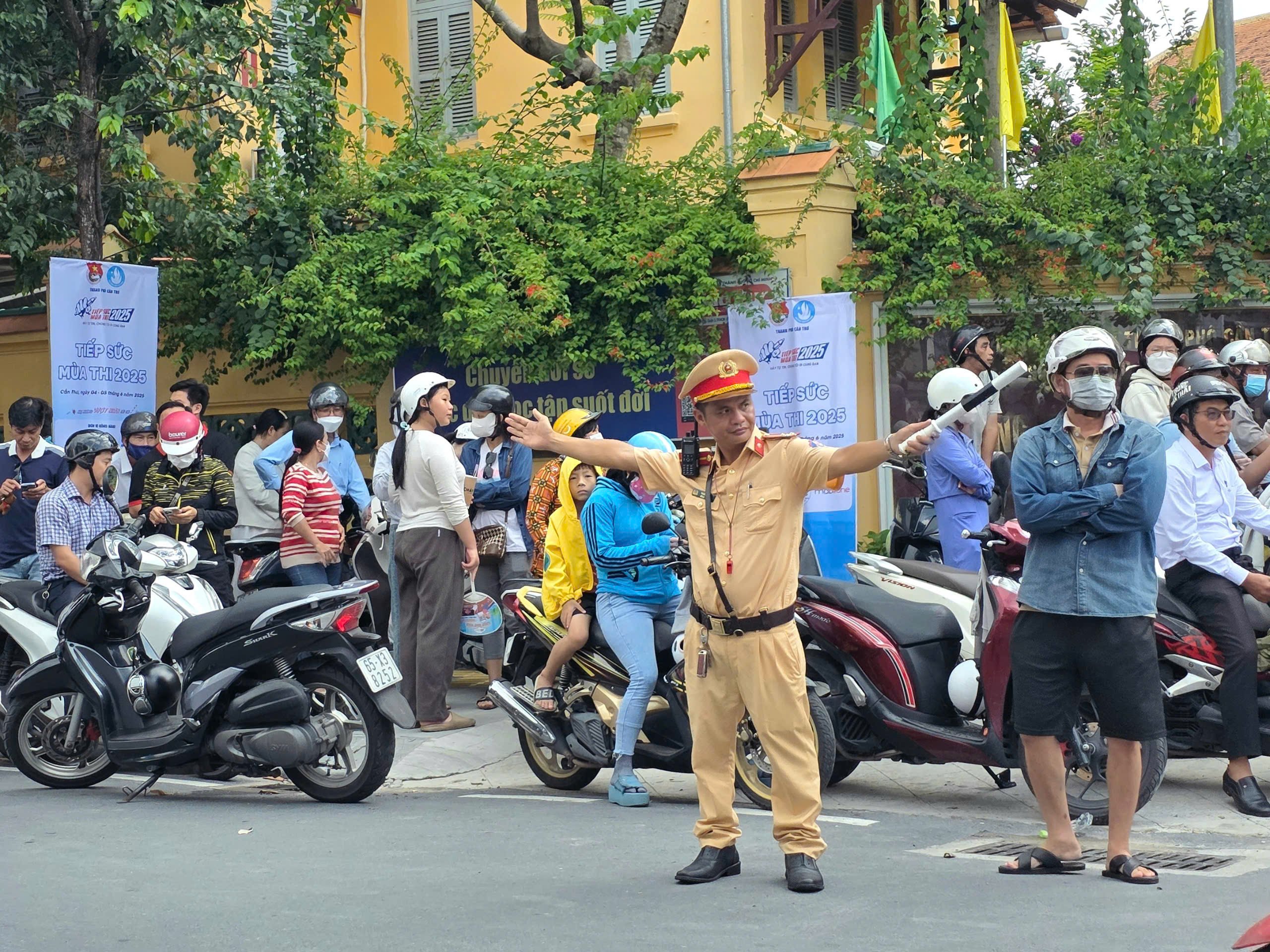 Lực lượng CSGT đảm bảo ANTT ATGT trước điểm thi.