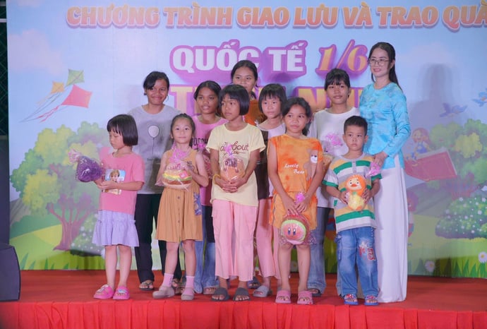 Các em nhỏ tham gia hoạt động vui chơi và nhận quà của chương trình