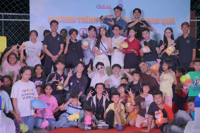 Các em nhỏ bày bỏ niềm hạnh phúc khi được tổ chức chương trình “Vui Tết Thiếu Nhi”