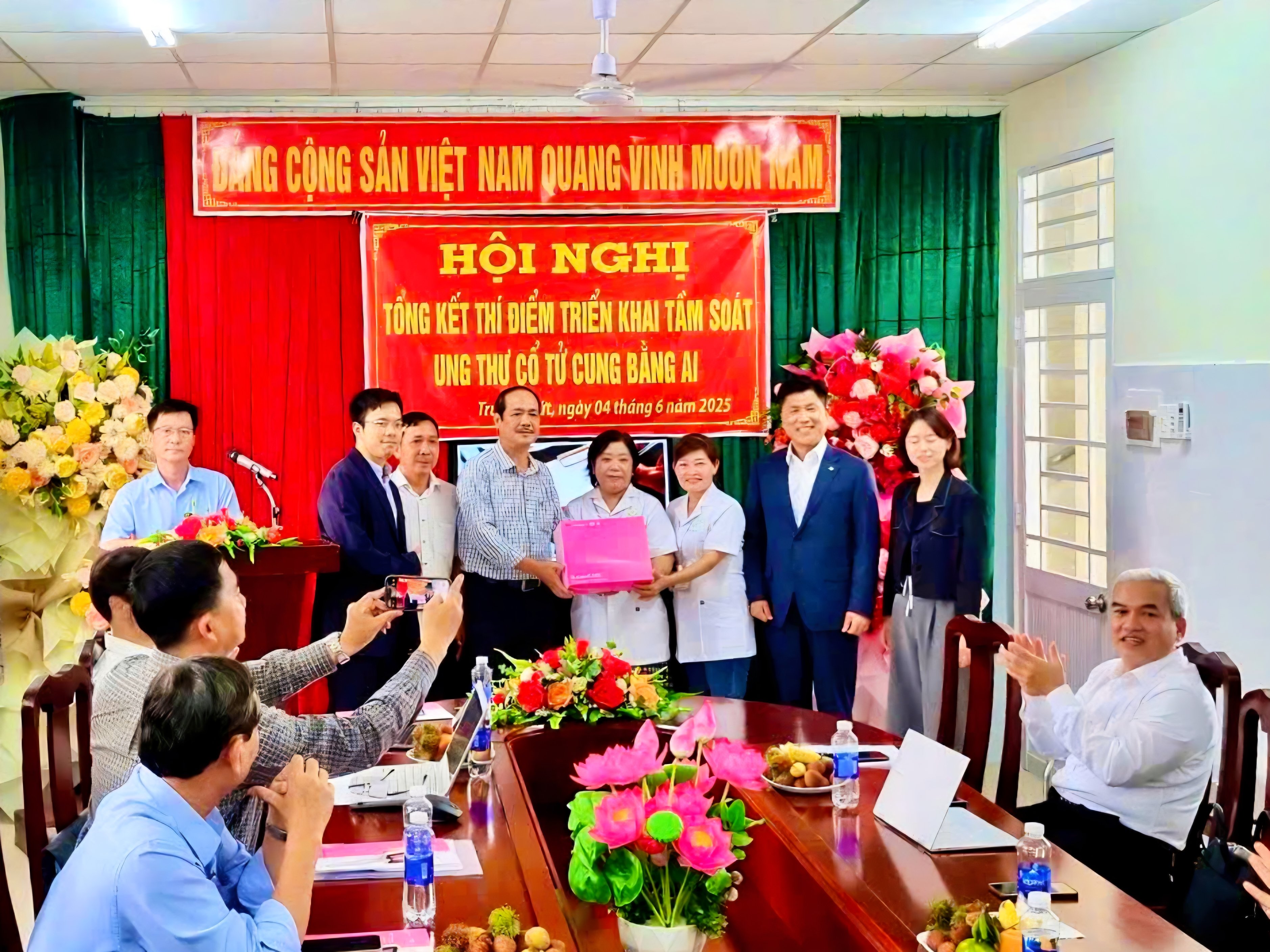 Công ty NTL Healthcare Co., Ltd Hàn Quốc trao tặng thêm 01 máy chụp ảnh cổ tử cung Dr. CerviCARE cho Trạm Y tế phường Trung Nhứt (quận Thốt Nốt).
