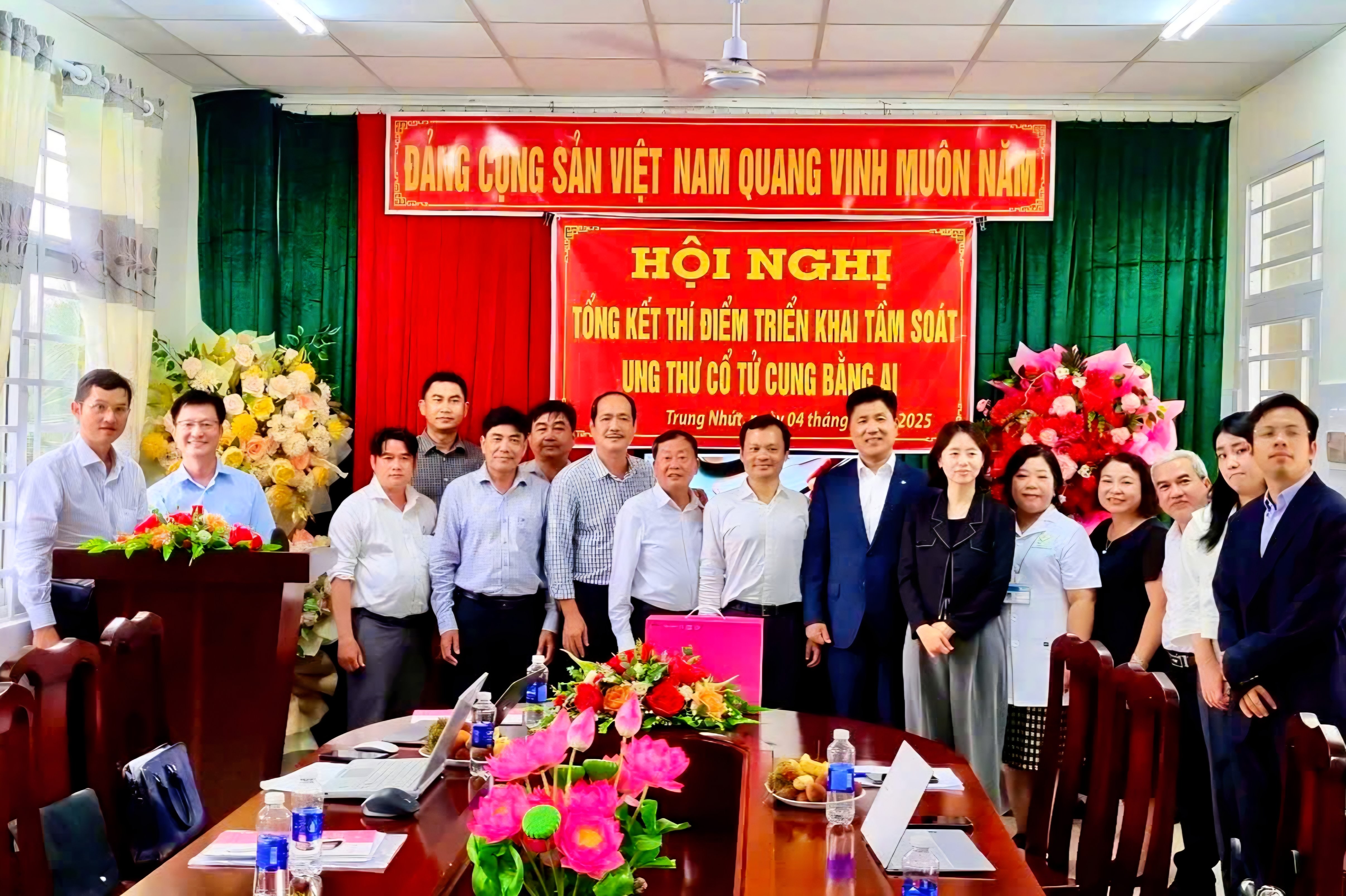 Các đại biểu tham dự hội nghị chụp hình lưu niệm.