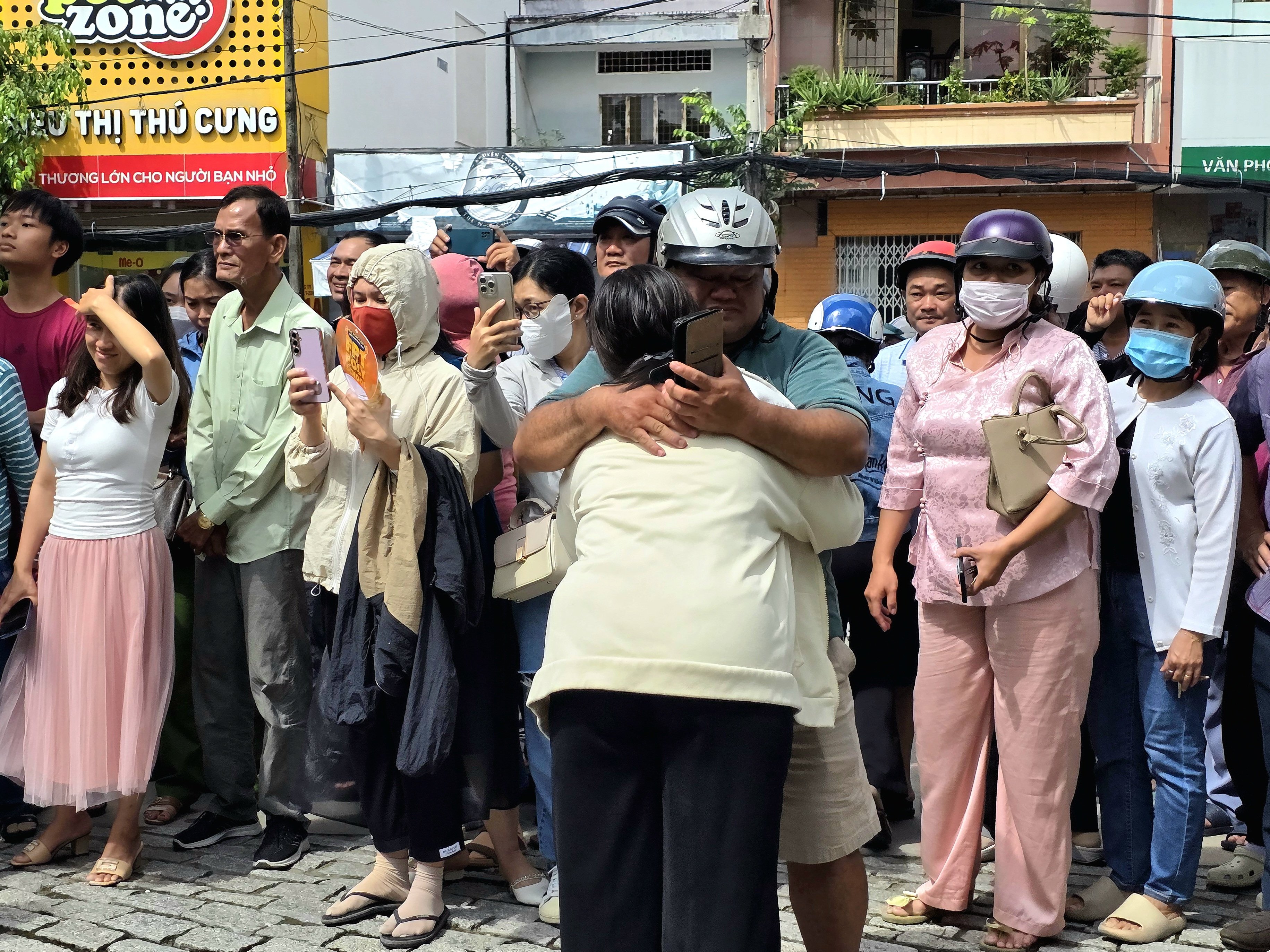 Phụ huynh vui mừng động viên học sinh sau khi kết thúc môn thi.