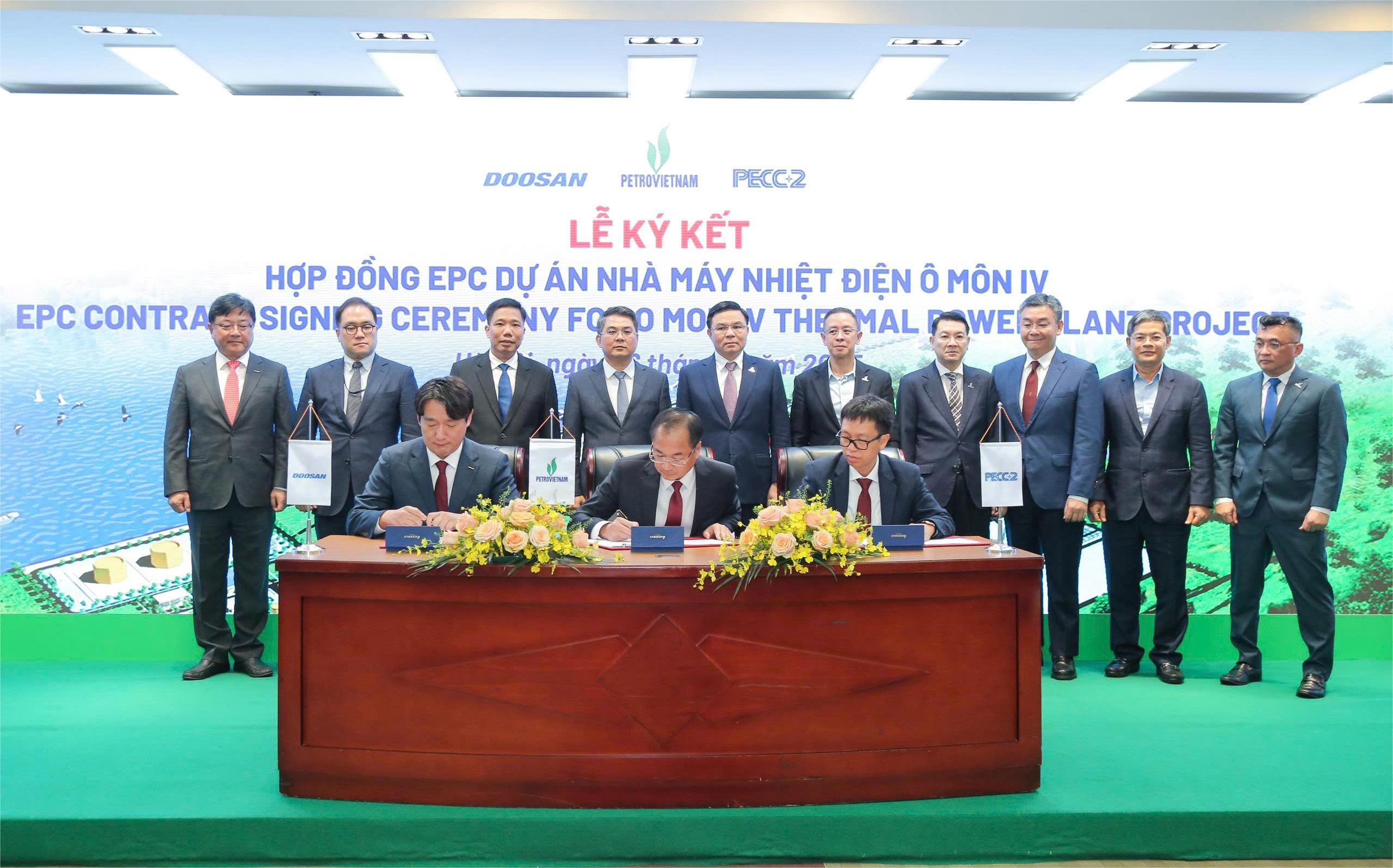 Đại diện Ban QLDA Chuyên ngành điện và Liên danh Tổng thầu Doosan và PECC2 ký kết hợp đồng EPC.