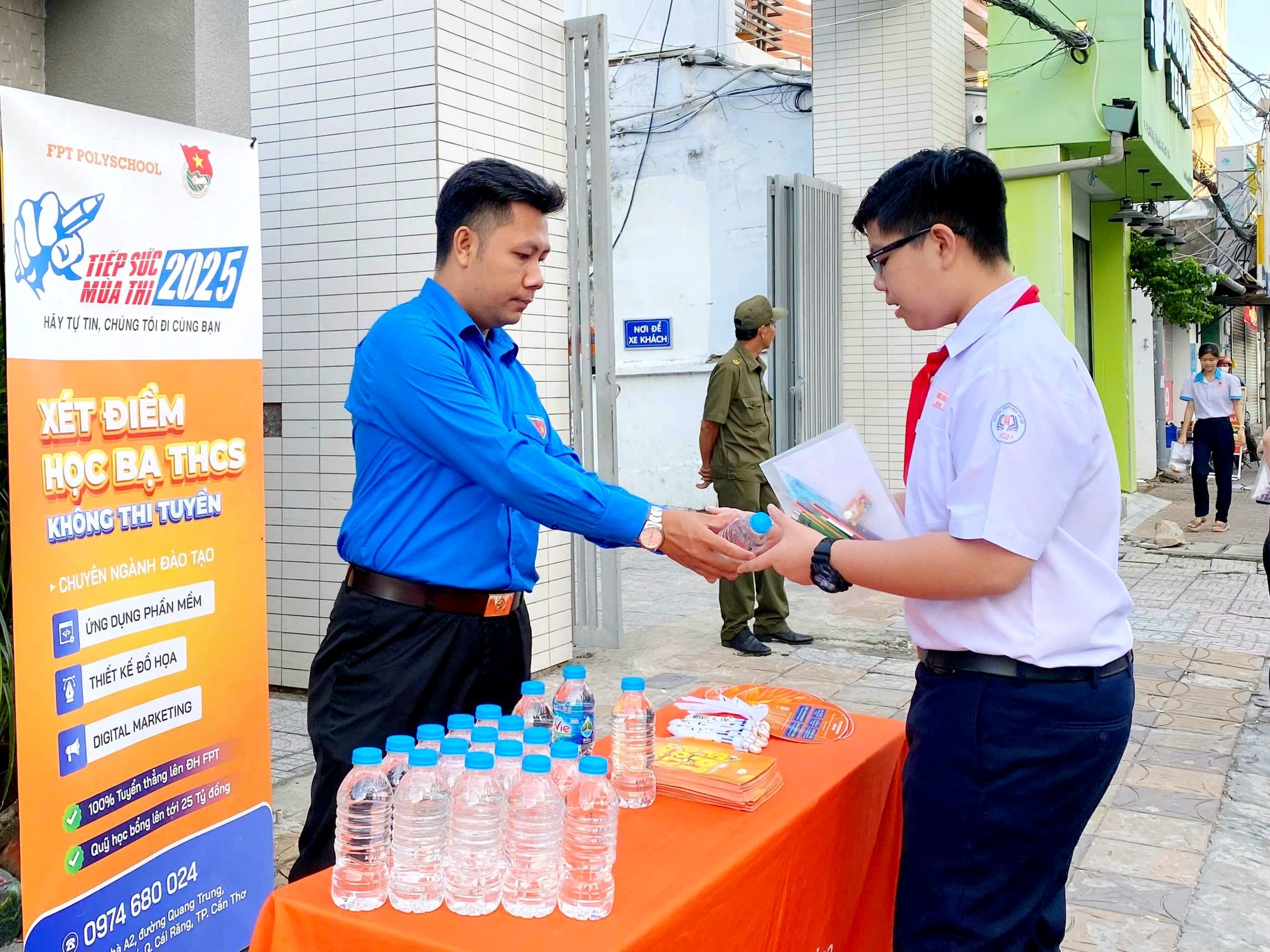 Lực lượng Đoàn Thanh niên phường Thới Bình hỗ trợ học sinh.