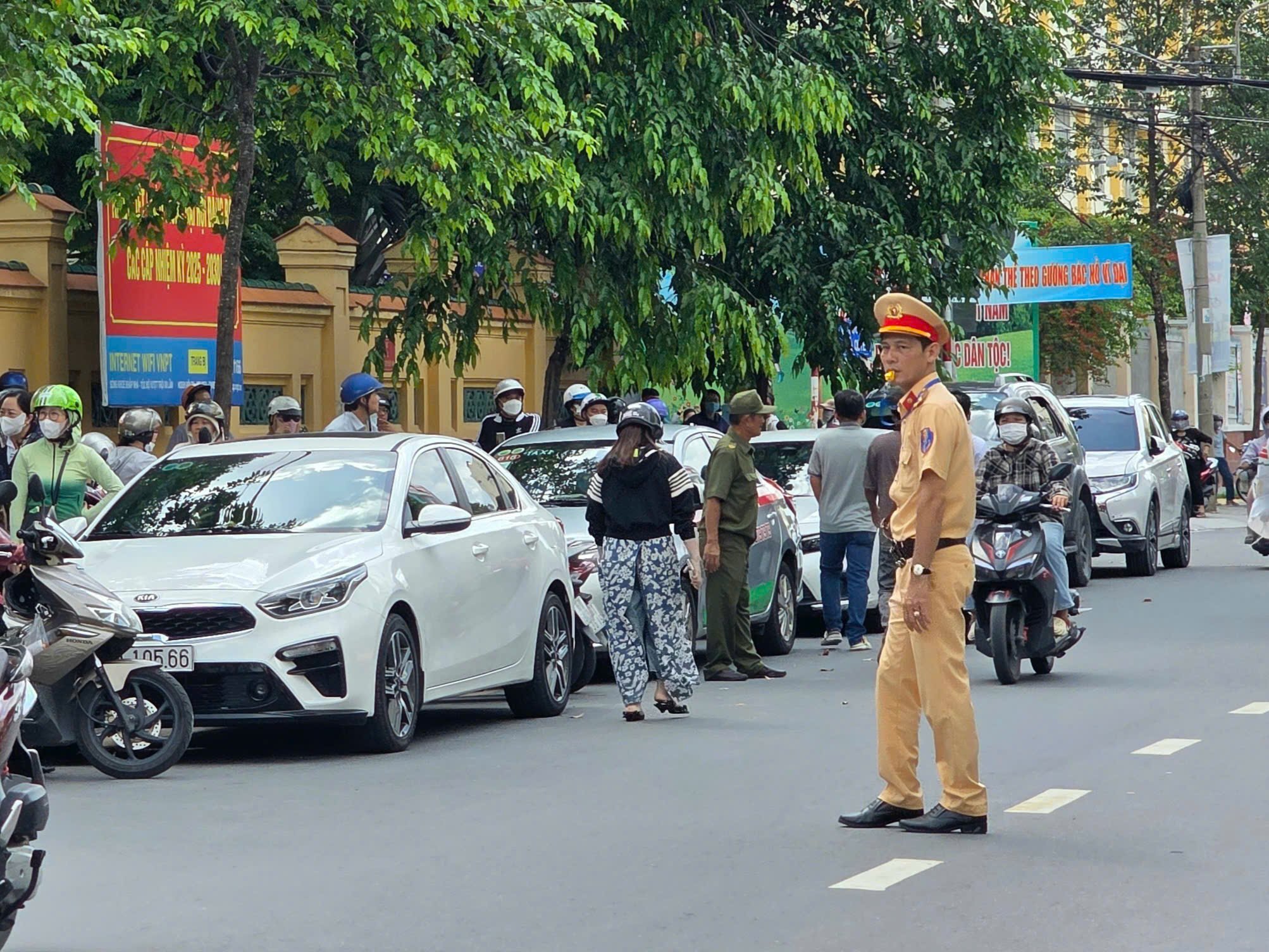 Lực lượng CSGT làm nhiệm vụ đảm bảo ANTT ATGT trước điểm thi.