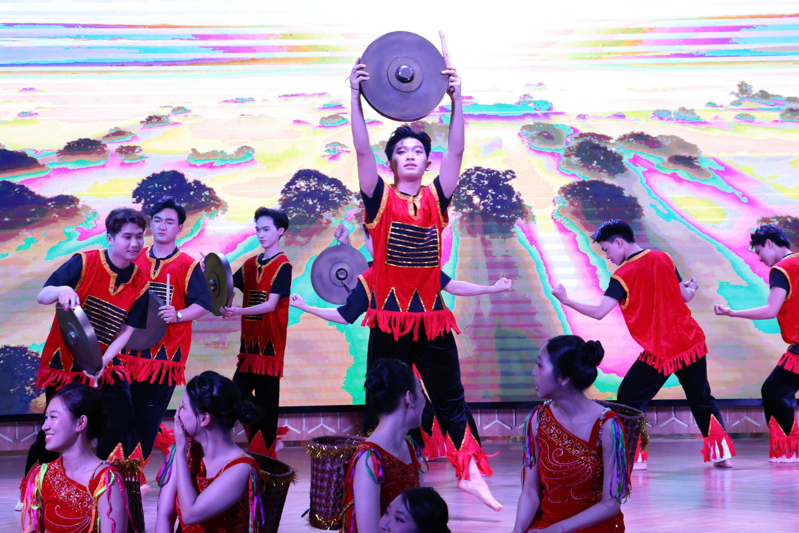 Cồng chiêng Tây Nguyên là một loại nhạc cụ và là một phần không thể thiếu trong văn hóa các dân tộc thiểu số vùng Tây Nguyên.