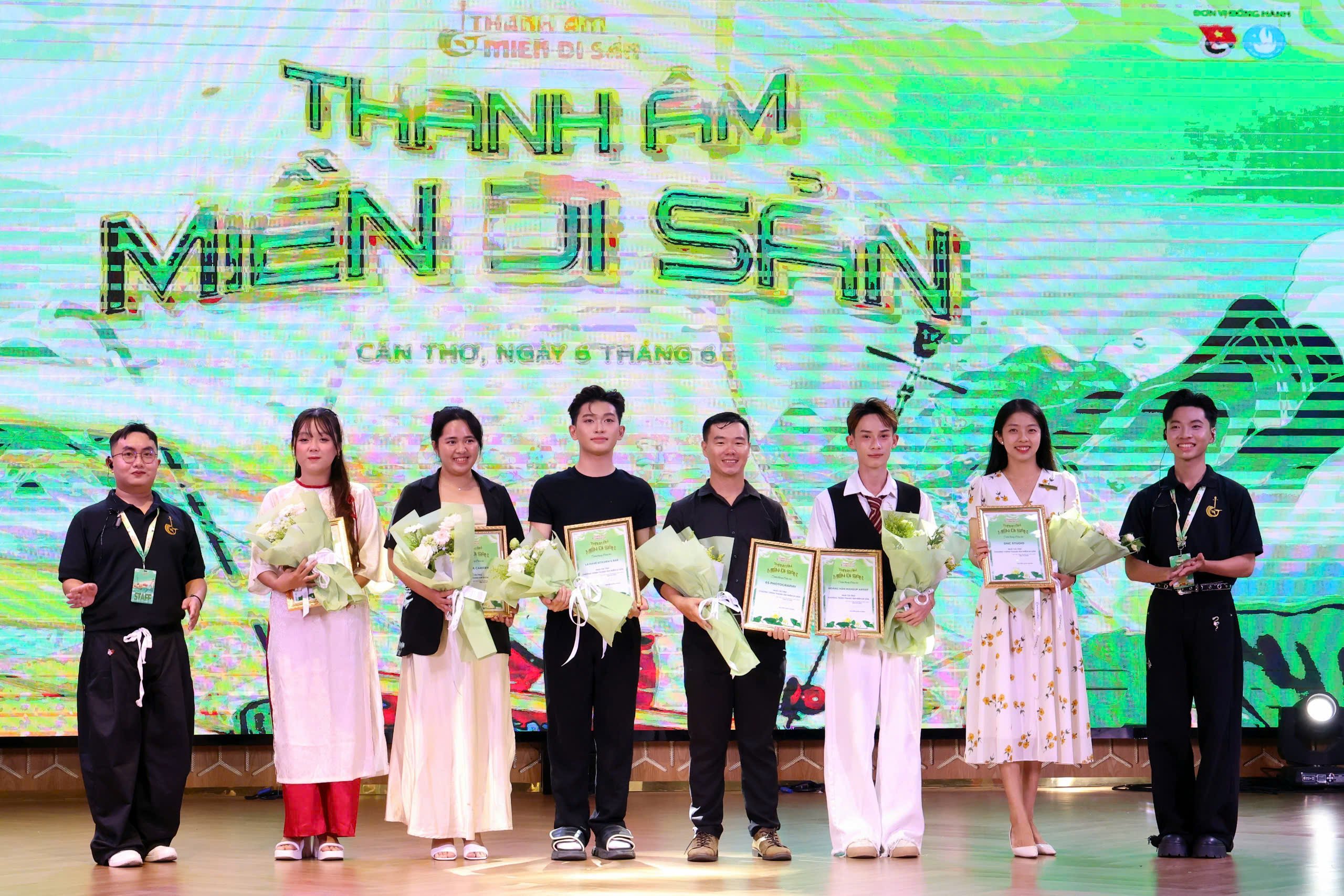 Sinh viên Nguyễn Quốc Khang – Đạo diễn chương trình và sinh viên Võ Trần Minh Nhựt - Phó Đạo diễn chương trình trao tặng hoa và thư cảm ơn cho các đơn vị đồng hành chương trình.
