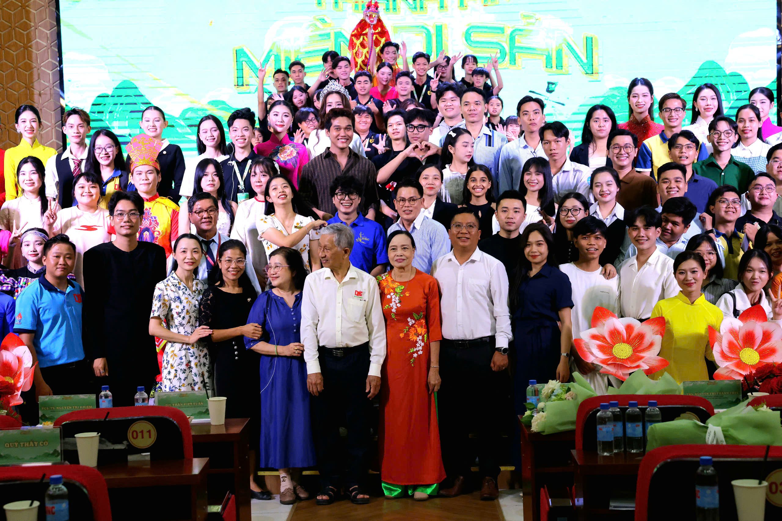 Các đại biểu, thầy cô chụp hình lưu niệm cùng ban tổ chức chương trình.